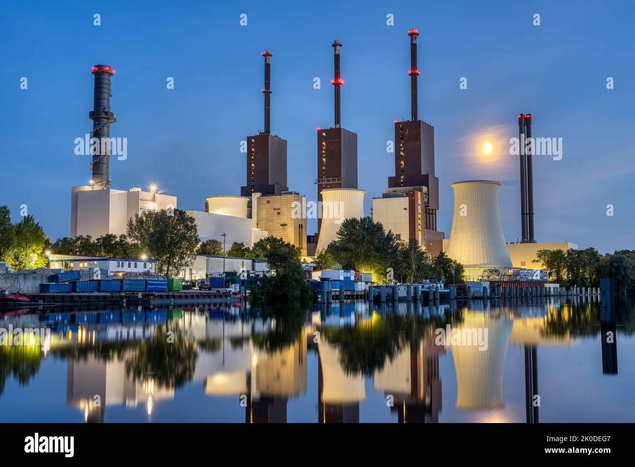 Una centrale termica di Berlino di notte riflessa in un canale Foto Stock