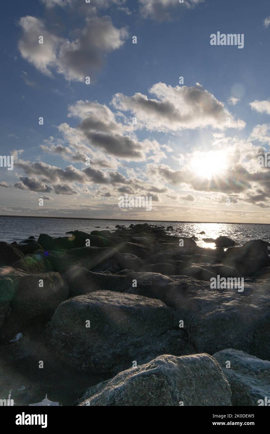 estate calda con un mare secco e un cielo soleggiato Foto Stock