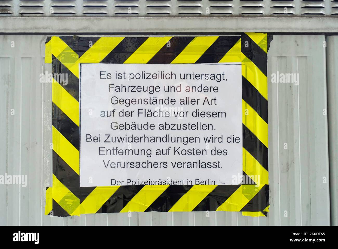 La polizia non può parcheggiare veicoli o oggetti qui, edificio ebraico, Berlino, Germania Foto Stock
