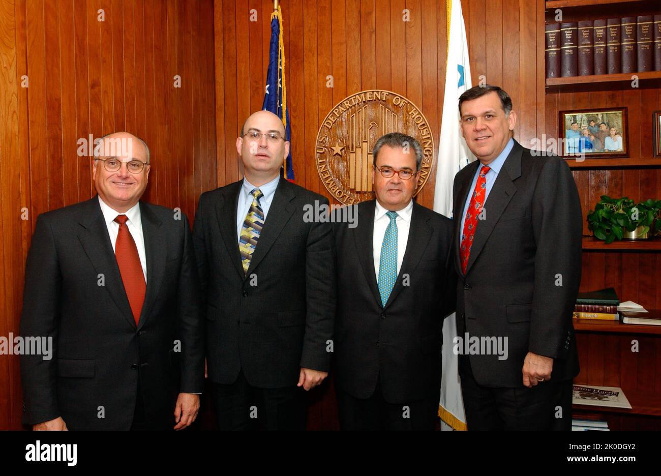 Il Segretario Mel Martinez con Carlos Saladrigas. Il Segretario Mel Martinez con Carlos Saladrigas Subject, il Segretario Mel Martinez ha ricevuto una visita da Carlos Saladrigas, Miami, leader delle imprese e delle comunità della Florida, e da una delegazione. Foto Stock