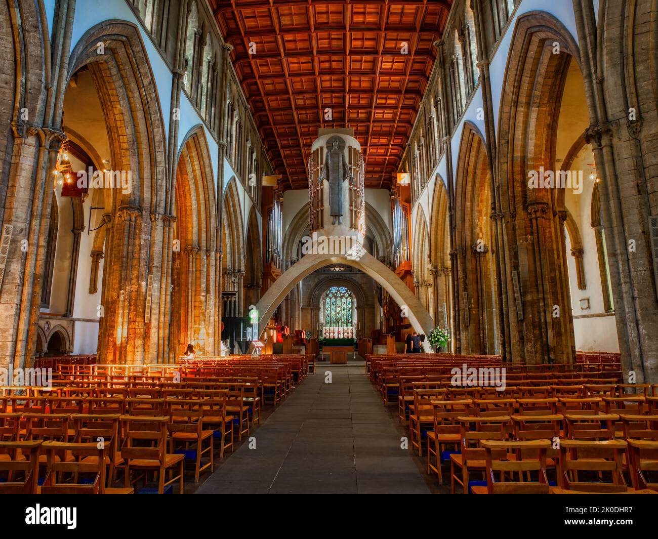 Il suggestivo interno della Cattedrale di Llandaff a Cardiff Foto Stock