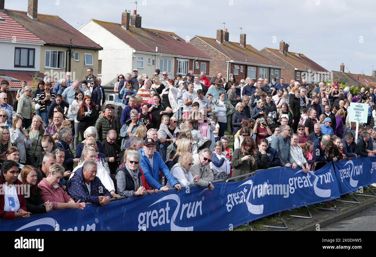 Gli spettatori sostengono gli atleti oltre il traguardo durante il Great North Run attraverso Newcastle upon Tyne, Gateshead e South Shields. Data immagine: Domenica 11 settembre 2022. Foto Stock