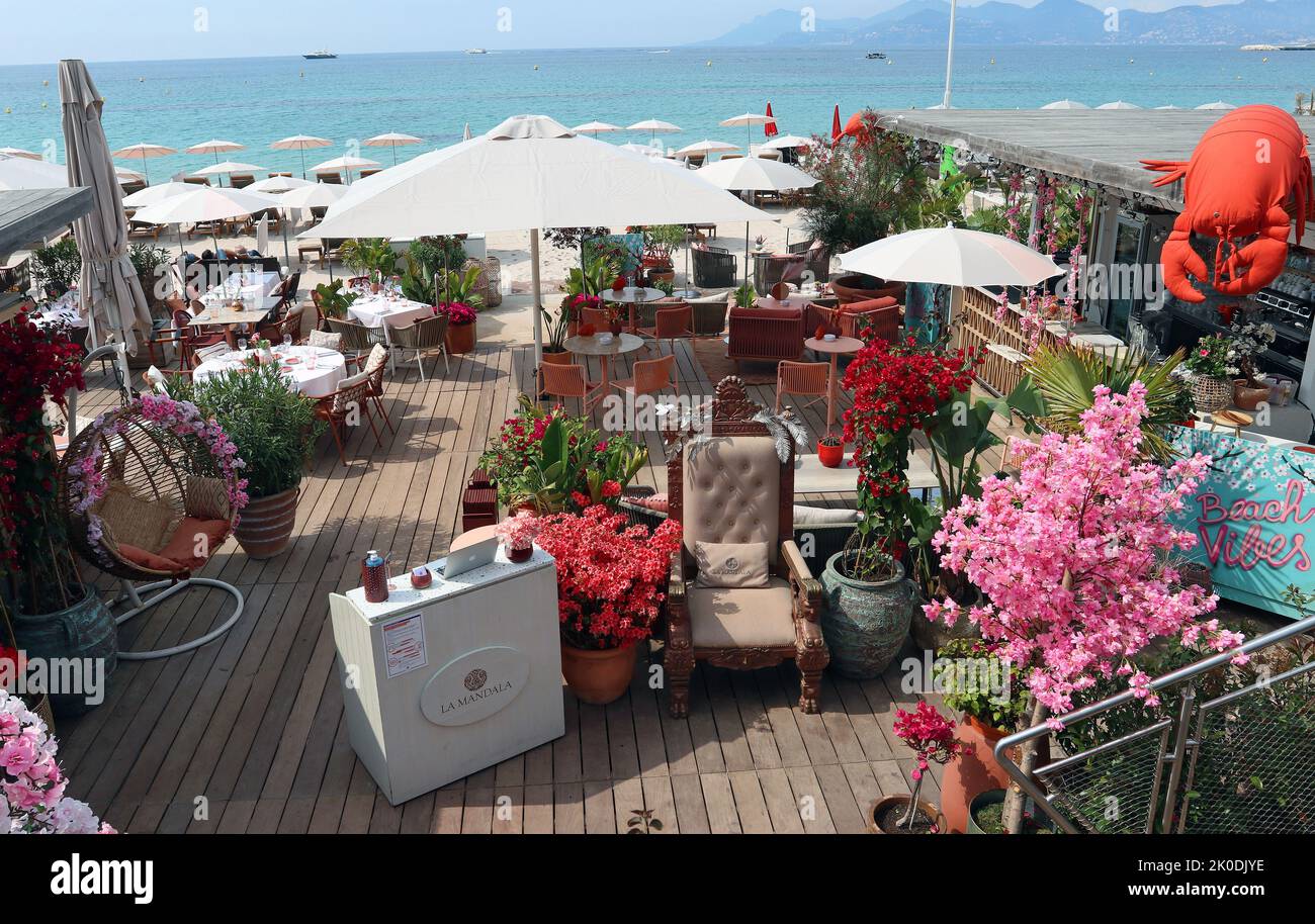 La Mandala Restaurant Boulevard de la Croisette Plage, Cannes: La terrazza sull'oceano che si affaccia sulle isole Lérins sullo sfondo Foto Stock