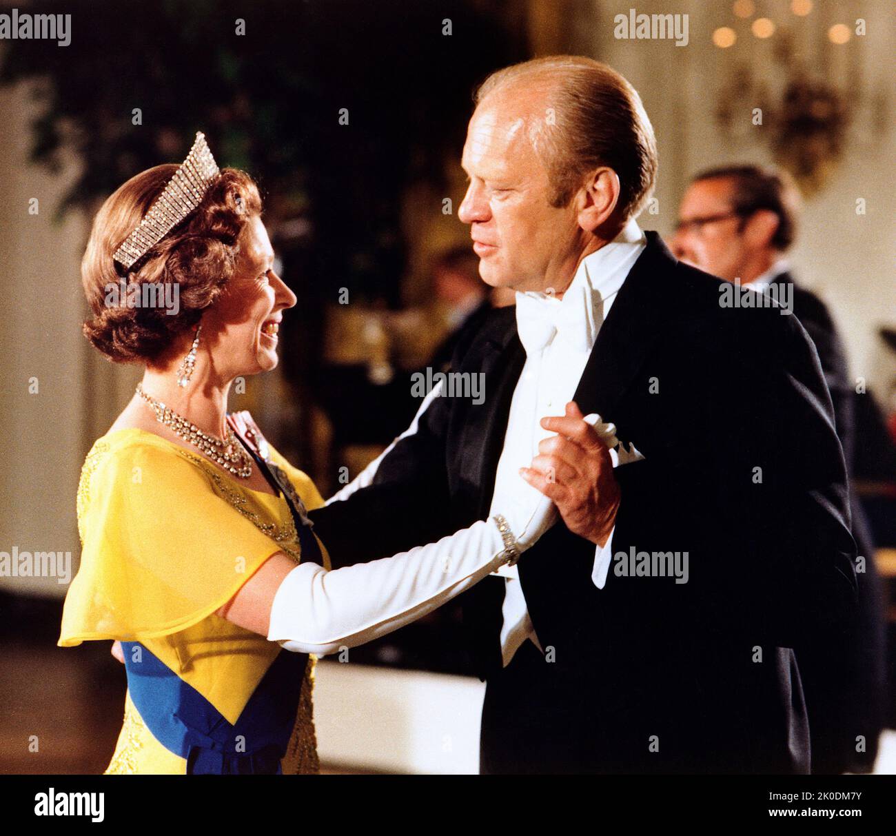 Fotografia del presidente Gerald Ford che ballava con la regina Elisabetta II durante una cena di Stato tenuta in suo onore - 7th luglio 1976 Foto Stock