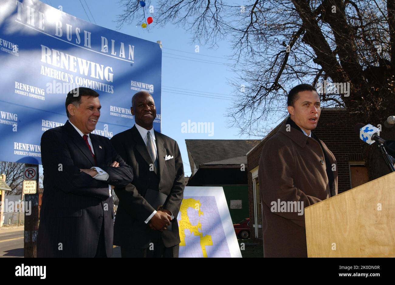 Segretario Mel Martinez a Memphis, Tennessee. Il Segretario Mel Martinez a Memphis, Tennessee soggetto, visita del Segretario Mel Martinez a Memphis, Tennessee per eventi in onore di Martin Luther King, Jr. Birthday, incluso l'annuncio, con il Sindaco di Memphis Willie Herenton, di una nuova iniziativa HUD per stimolare lo sviluppo economico e la crescita dell'occupazione nella città attraverso partnership pubblico-privato. Il Segretario è apparso con il sindaco Herenton e il musicista Isaac Hayes nel futuro sito dello STAX Museum of American Soul Music e STAX Music Academy, in fase di sviluppo con privati no profit e locali, stato Foto Stock