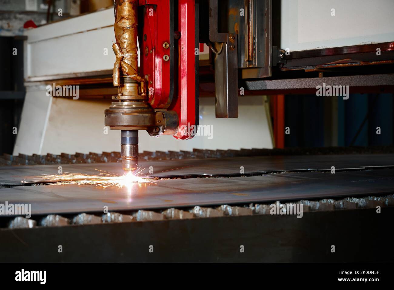 Taglio al plasma di lamiera con macchina utensile in officina Foto Stock