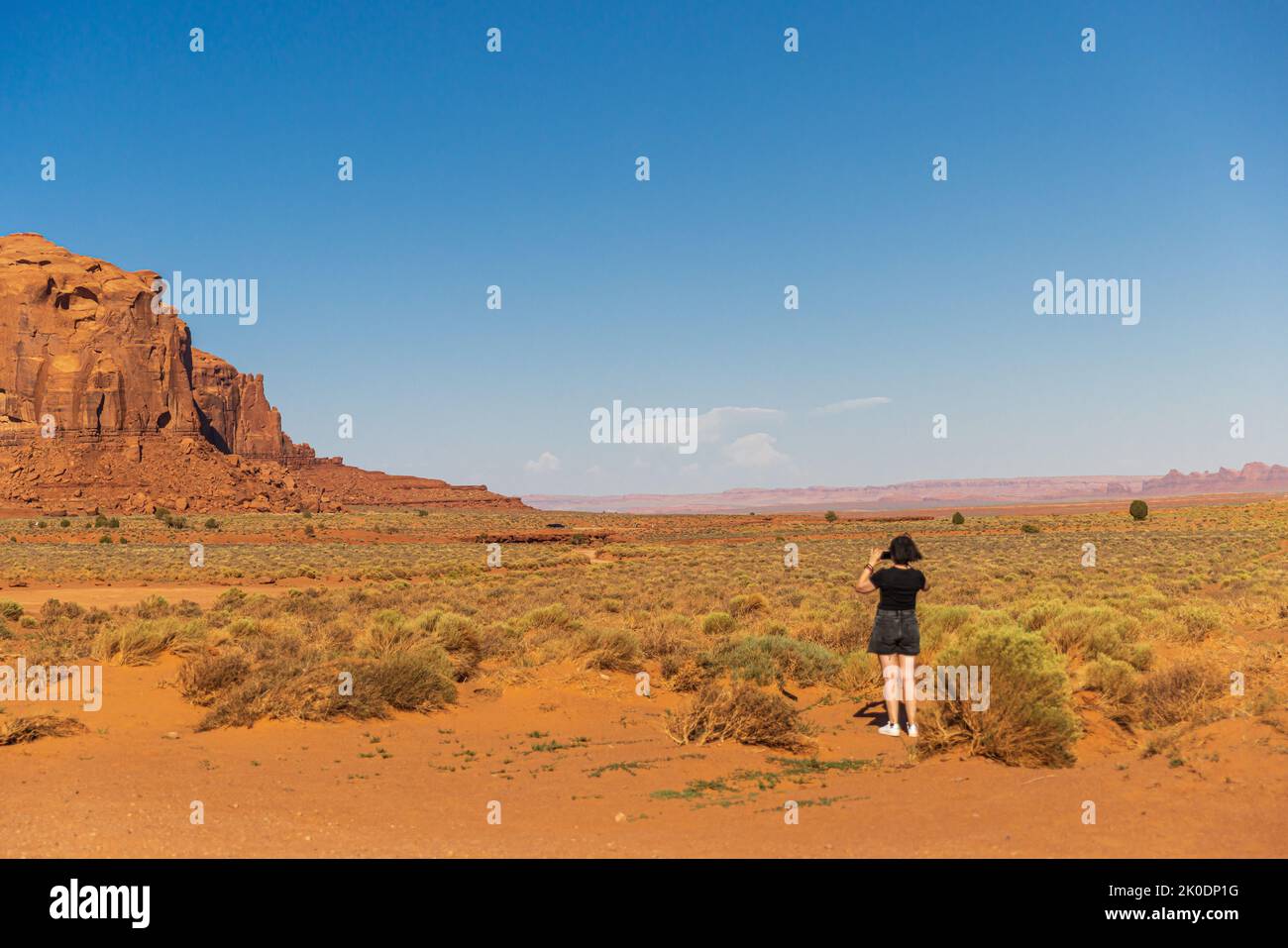 Fotografo turistico donna che scatta foto a Monument Valley, Arizona, USA Foto Stock
