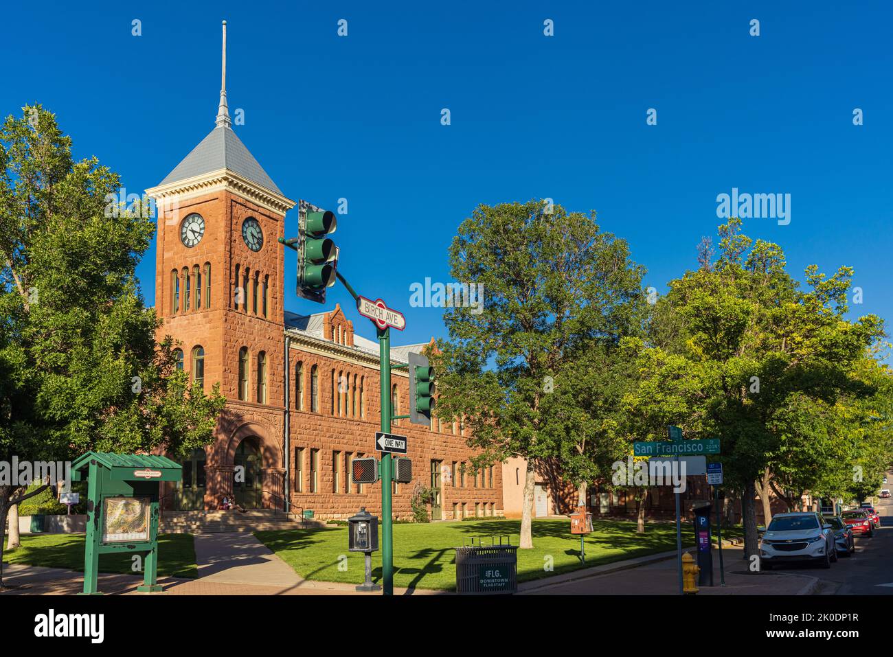 FLAGSTAFF , AZ, USA - SETTEMBRE 1 2022: Pietra arenaria rossa Coconino County Flagstaff Justice Court Building, con torre dell'orologio, in N San Francisco Street in Foto Stock