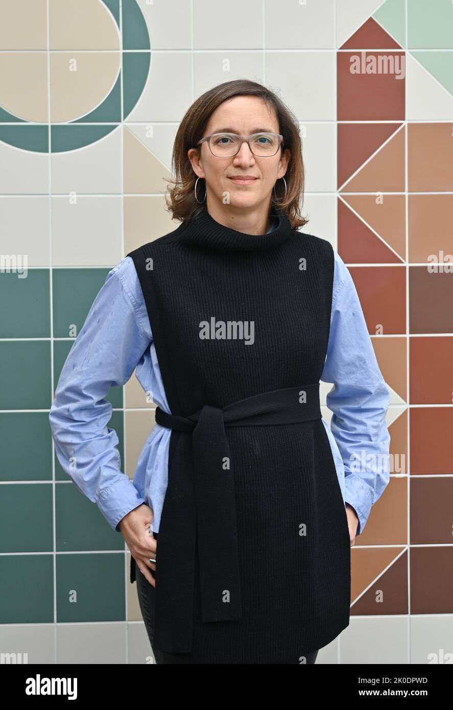 PRODUZIONE - 08 settembre 2022, Brandeburgo, Potsdam: Paola Malavassi, direttore fondatore 'The Minsk Kunsthaus in Potsdam', si trova di fronte all'opera 'Cagy Bing (Käfigwesen) 3' dell'artista Ruth Wolf-Rehfeldt per l'anteprima stampa. Il Minsk Kunsthaus di Potsdam è l'ultimo progetto della Fondazione Hasso Plattner. Il 24 settembre, la casa è prevista per l'apertura con due mostre di "Der Nachbar, der will fliegen" di Wolfgang Mattheuer e "Potsdamer Schrebergärten" di Stan Douglas. L'ex ristorante con terrazza 'Minsk', costruito negli anni '1970s nello stile modernista della RDT, diventerà così un Foto Stock