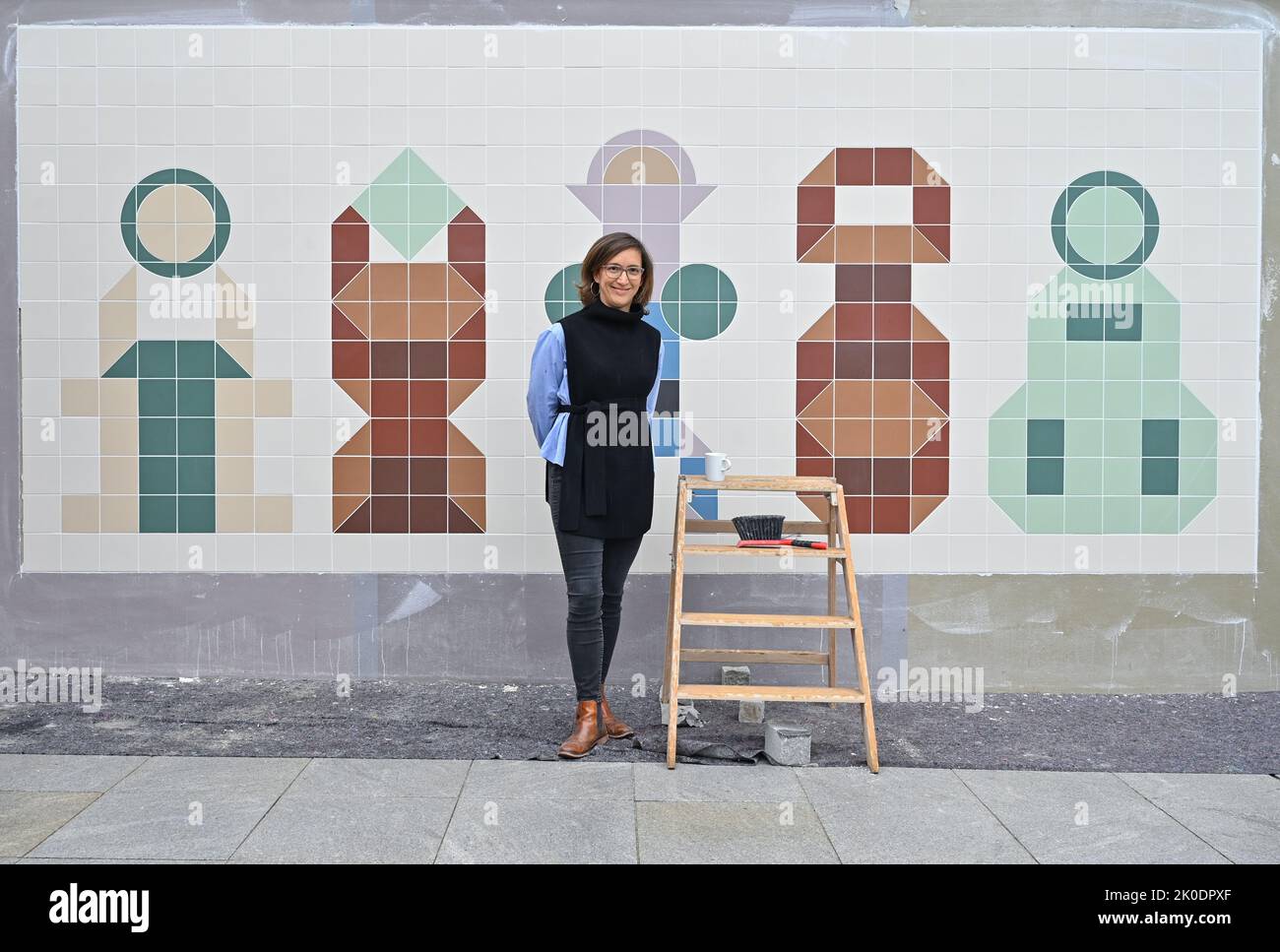 PRODUZIONE - 08 settembre 2022, Brandeburgo, Potsdam: Paola Malavassi, direttore fondatore 'The Minsk Kunsthaus in Potsdam', si trova di fronte all'opera 'Cagy Bing (Käfigwesen) 3' dell'artista Ruth Wolf-Rehfeldt per l'anteprima stampa. Il Minsk Kunsthaus di Potsdam è l'ultimo progetto della Fondazione Hasso Plattner. Il 24 settembre, la casa è prevista per l'apertura con due mostre di "Der Nachbar, der will fliegen" di Wolfgang Mattheuer e "Potsdamer Schrebergärten" di Stan Douglas. L'ex ristorante con terrazza 'Minsk', costruito negli anni '1970s nello stile modernista della RDT, diventerà così un Foto Stock