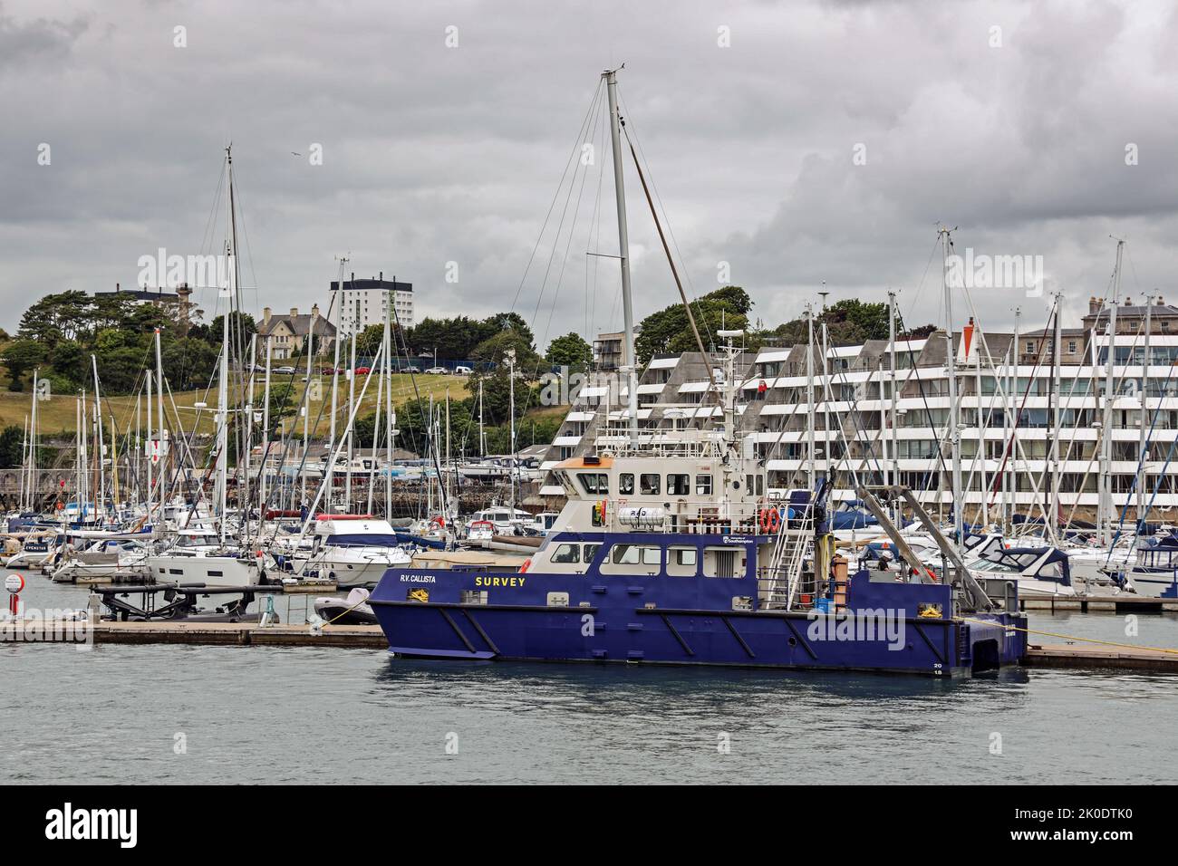 Il RV Callista ormeggiato al Mayflower Marina, Richmond Walk, Devonport, Plymouth da Stonehouse Pool. Foto Stock