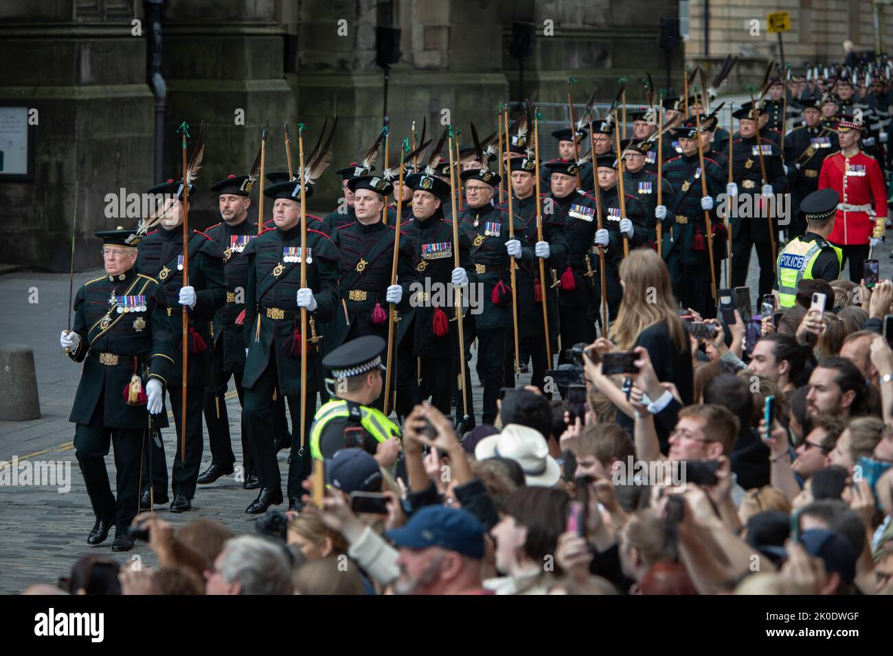 Edimburgo, Scozia, 11 settembre 2022. La Royal Company of Archers arriva alla proclamazione pubblica dell'adesione del re Carlo III, alla Mercat Cross e alla St Giles Cathedral, sulla Royal Mile High Street, a Edimburgo, in Scozia, il 11 settembre 2022. Photo credit: Jeremy Sutton-Hibbert/ Alamy Live news. Foto Stock