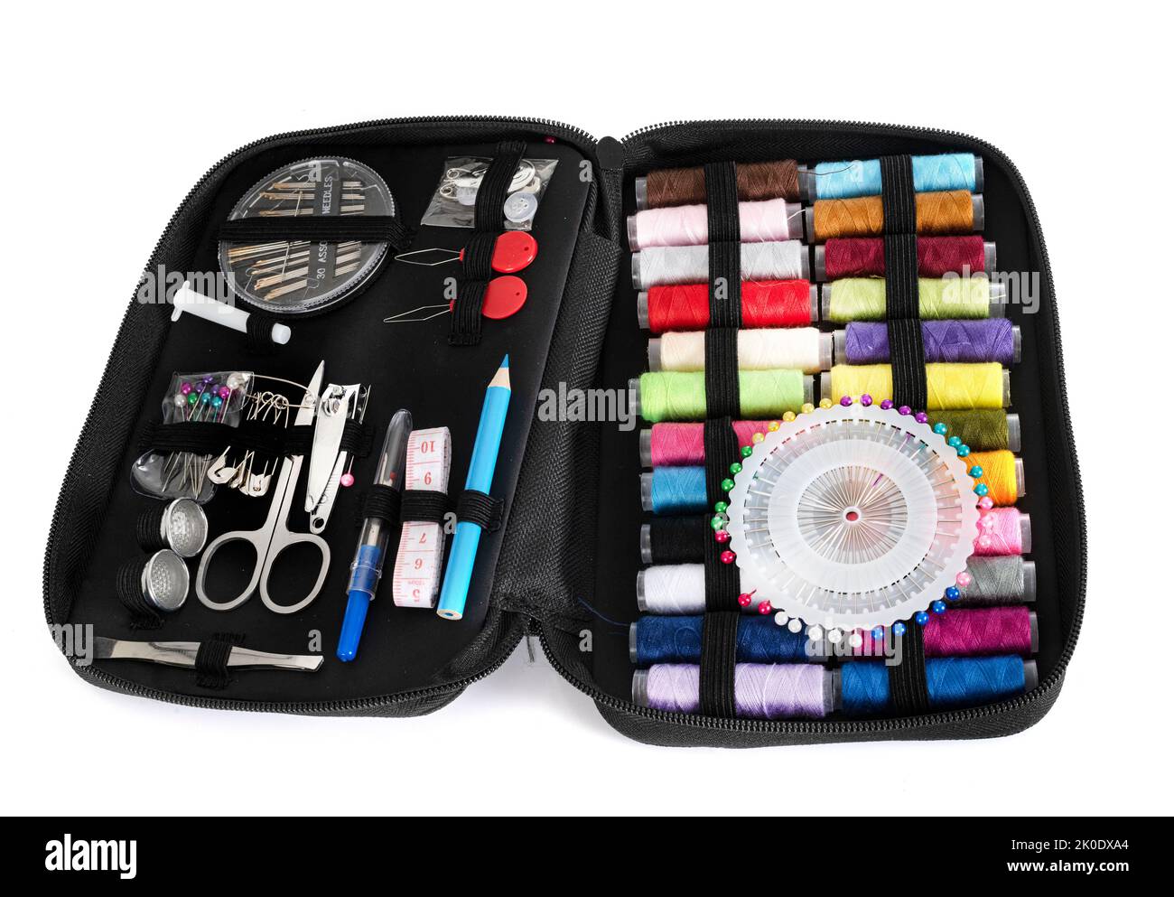 Accessori per cucire davanti a uno sfondo bianco Foto Stock