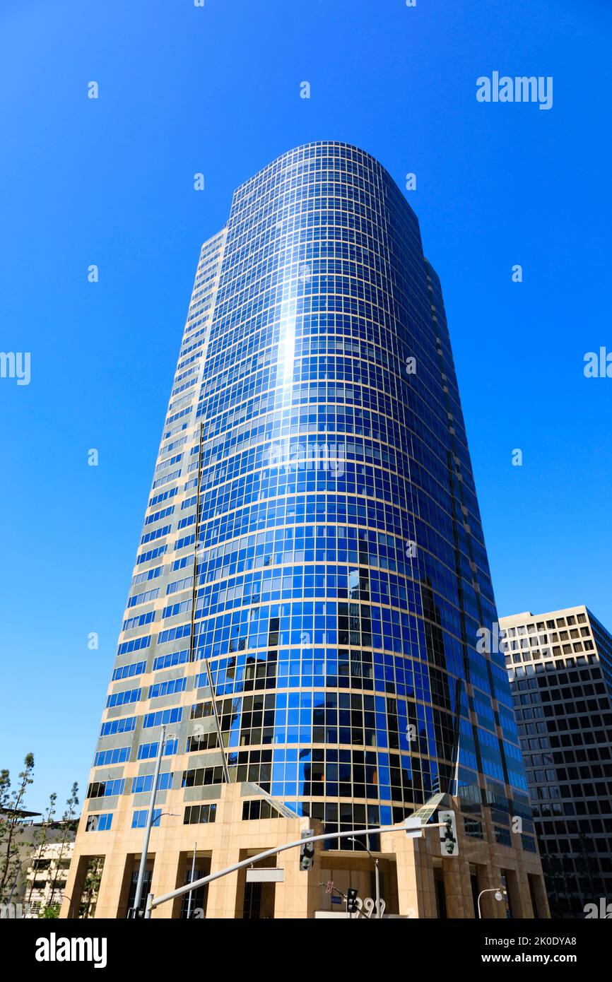 Sun America Center Building, 1999 Avenue of the Stars, Los Angeles, California, Stati Uniti. Contro il cielo blu chiaro. Foto Stock