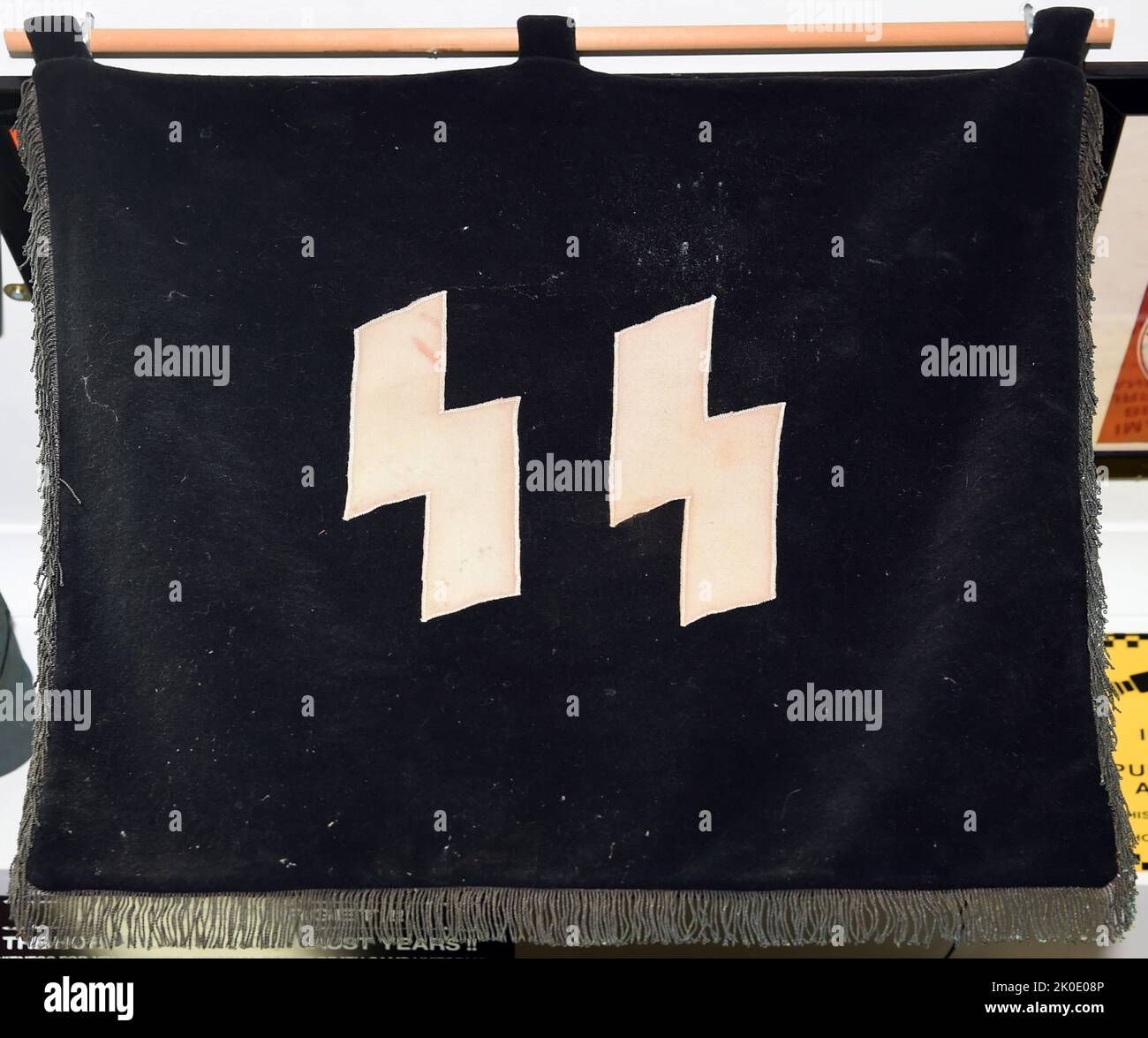 Bandiera dello Schutzstaffel (SS), un'importante organizzazione paramilitare sotto Adolf Hitler e il Partito nazista (NSDAP) nella Germania nazista, e più tardi in tutta l'Europa occupata dalla Germania durante la seconda guerra mondiale Foto Stock