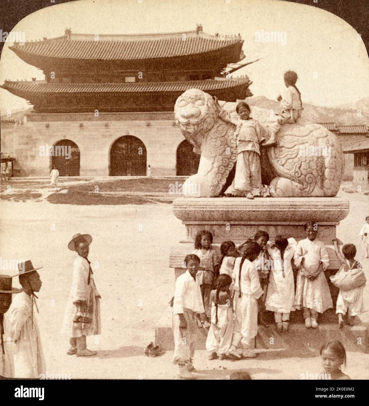 Leone di granito prima della porta d'ingresso al vecchio Palazzo reale-guardando nord-Seoul, Corea (era Joseon, 1890 Foto Stock