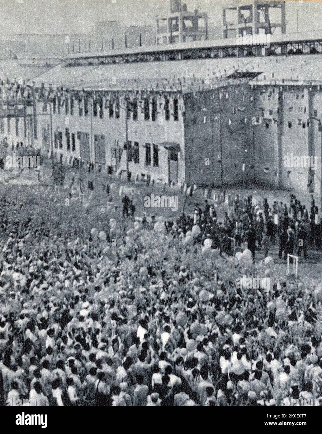 Il complesso vinylon fu costruito ad Hamhung, Corea del Nord, nel 1961. Il vinylon, noto anche come Vinalon, è una fibra sintetica prodotta da alcol polivinilico, che utilizza antracite e calcare come materie prime. Vinylon fu sviluppato per la prima volta in Giappone nel 1939 da Ri Sung Gi, Ichiro Sakurada e H. Kawakami. La produzione di prova iniziò nel 1954 e nel 1961 fu costruito il massiccio complesso vinylon del febbraio 8 ad Hamhung, in Corea del Nord. Foto Stock