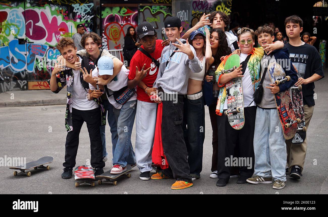 Un gruppo di adolescenti britannici con skateboard si godranno una visita al centro di Londra durante il periodo dopo che le restrizioni di Coronavirus del Covid-19 furono abolite in Inghilterra. Tutti si sono incontrati on-line e provengono da tutta Londra e oltre. Settembre 2021. Foto Stock