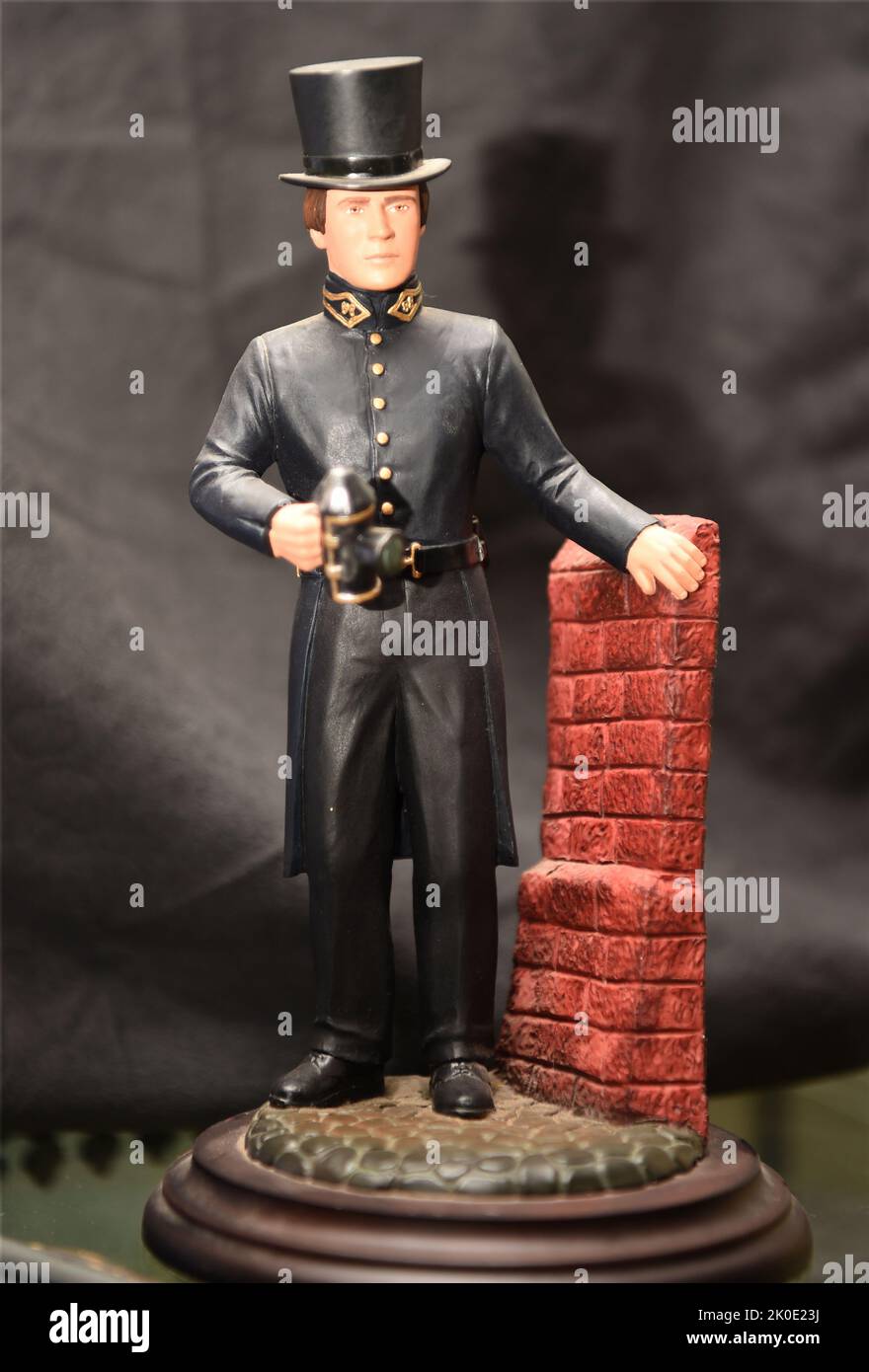 Figura in porcellana di un «pelatore» o di un agente di polizia, 1860. Il Metropolitan Police Service fu fondato nel 1829 da Robert Peel in base al Metropolitan Police Act del 1829 e il 29 settembre di quell'anno, le prime costanti del servizio apparvero sulle strade di Londra. Foto Stock