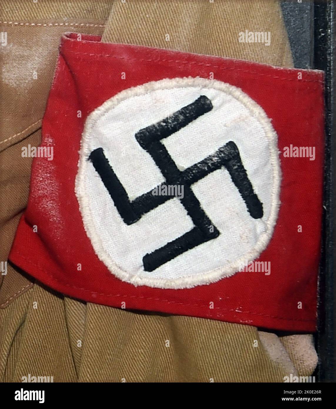 Fascia da braccio Swastika di un soldato Brownshirts SA nella Germania nazista, 1935. Foto Stock