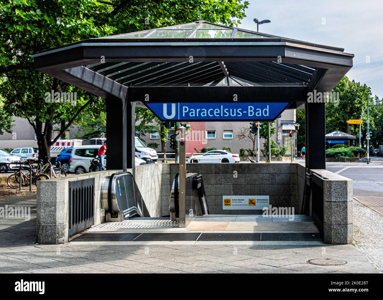 Ingresso alla stazione della U-Bahn Berlin Paracelsus-Bad, Lindauer Allee, Reinickendorf, Berlino, Germania Foto Stock