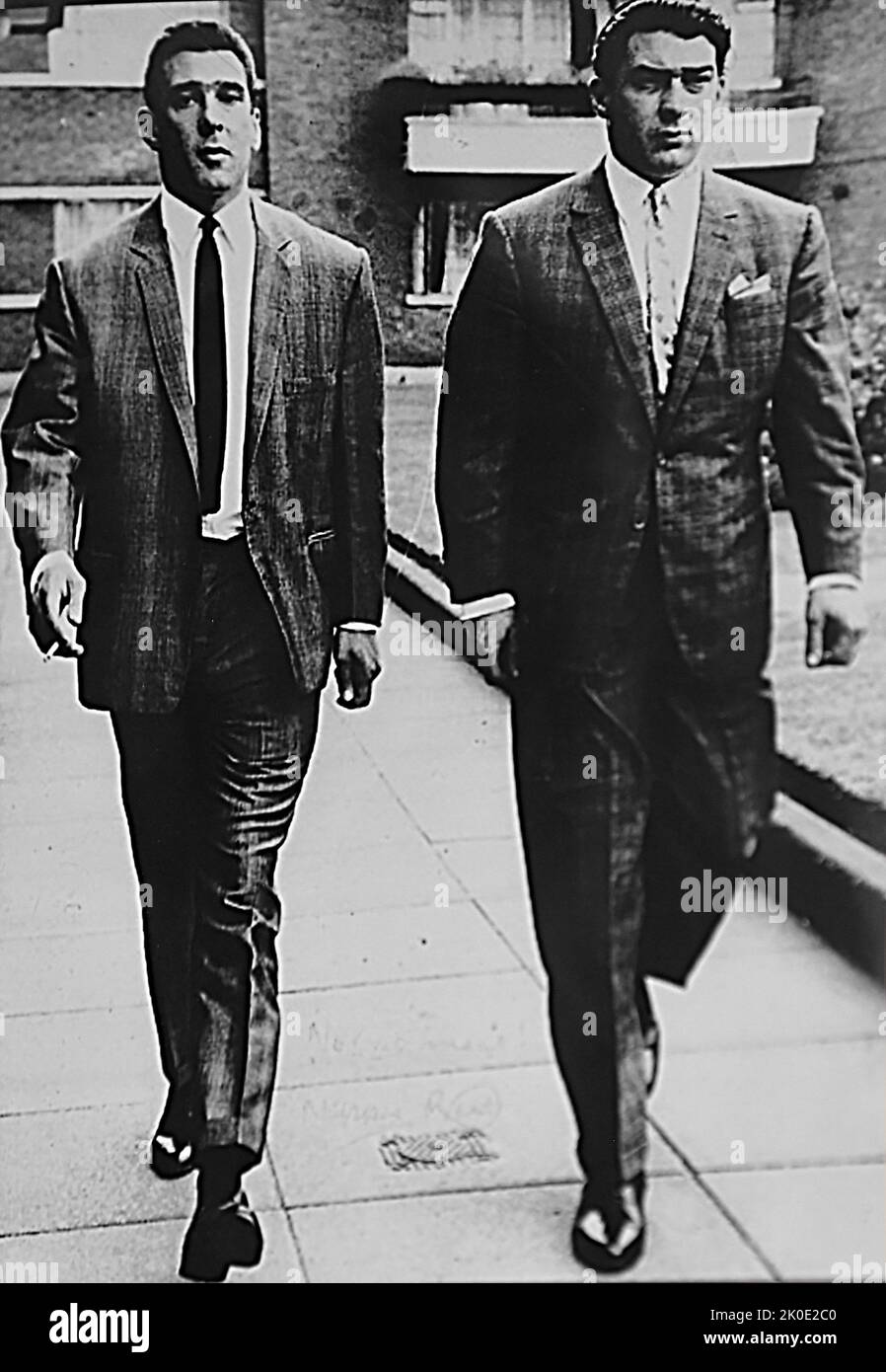 Ronnie e Reginald 'Reggie' Kray, fratelli gemelli, che erano criminali inglesi, i principali autori della criminalità organizzata nell'East End di Londra dalla fine degli anni '1950s al 1967. Con la loro banda, conosciuta come la ditta, i Krays sono stati coinvolti in omicidi, rapine a mano armata, arson, racchette di protezione e aggressioni. Foto Stock