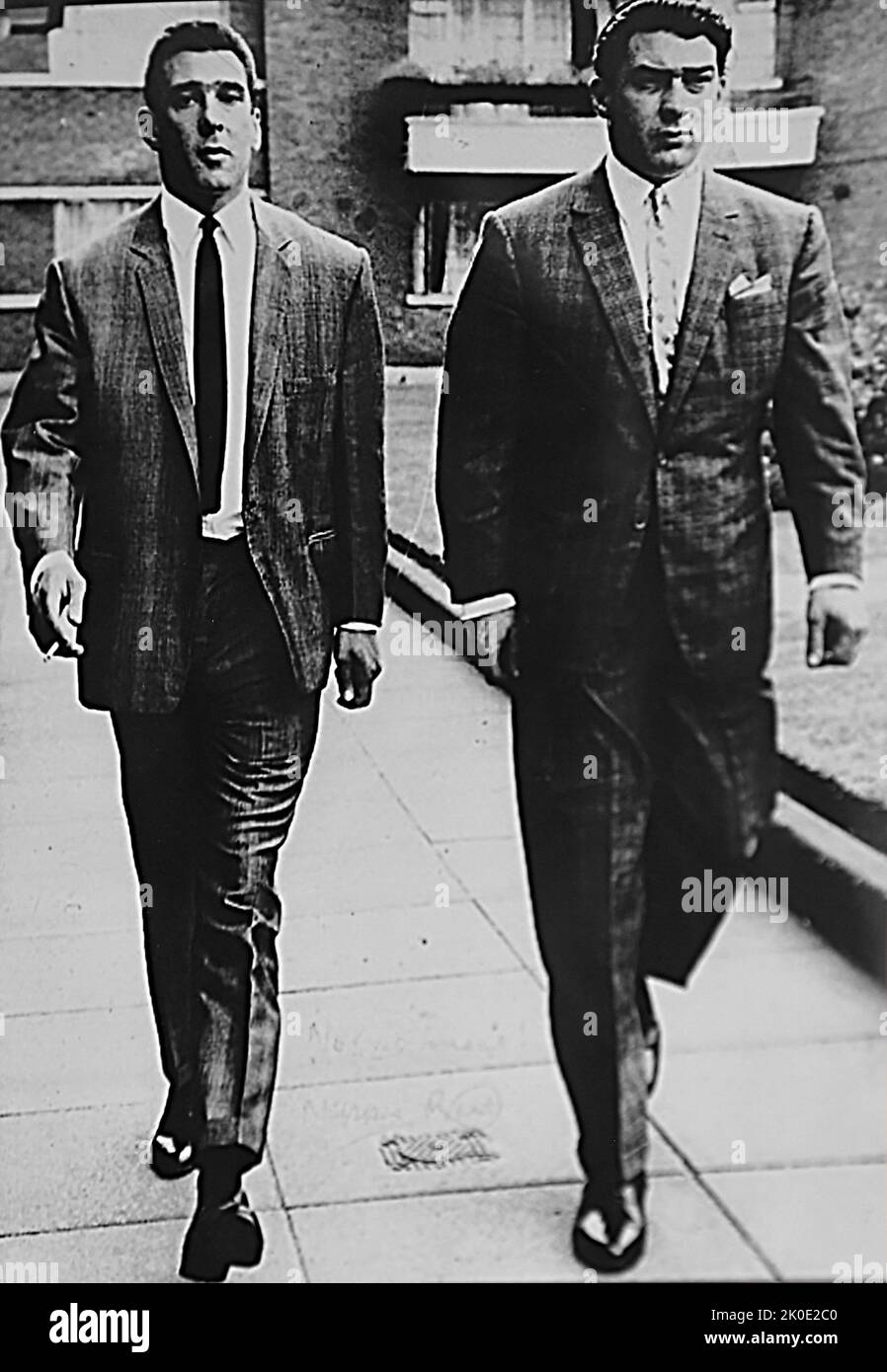Ronnie e Reginald 'Reggie' Kray, fratelli gemelli, che erano criminali inglesi, i principali autori della criminalità organizzata nell'East End di Londra dalla fine degli anni '1950s al 1967. Con la loro banda, conosciuta come la ditta, i Krays sono stati coinvolti in omicidi, rapine a mano armata, arson, racchette di protezione e aggressioni. Foto Stock