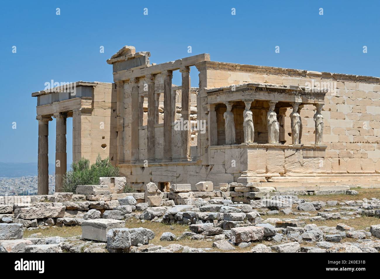 Atene, Grecia - 2022 maggio: Vista laterale esterna del tempio di Atena o Erechtheion sull'Acropoli di Atene Foto Stock