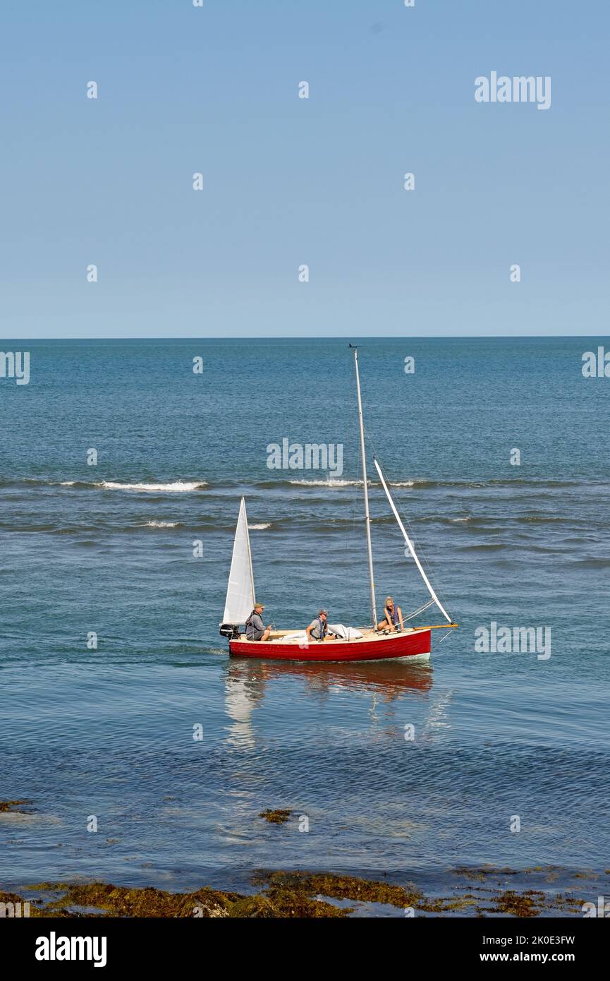 Newport, Pembrokeshire, Galles - 2022 agosto: Persone che navigano su una piccola barca sulle calme acque del mare intorno alla costa occidentale del Galles Foto Stock