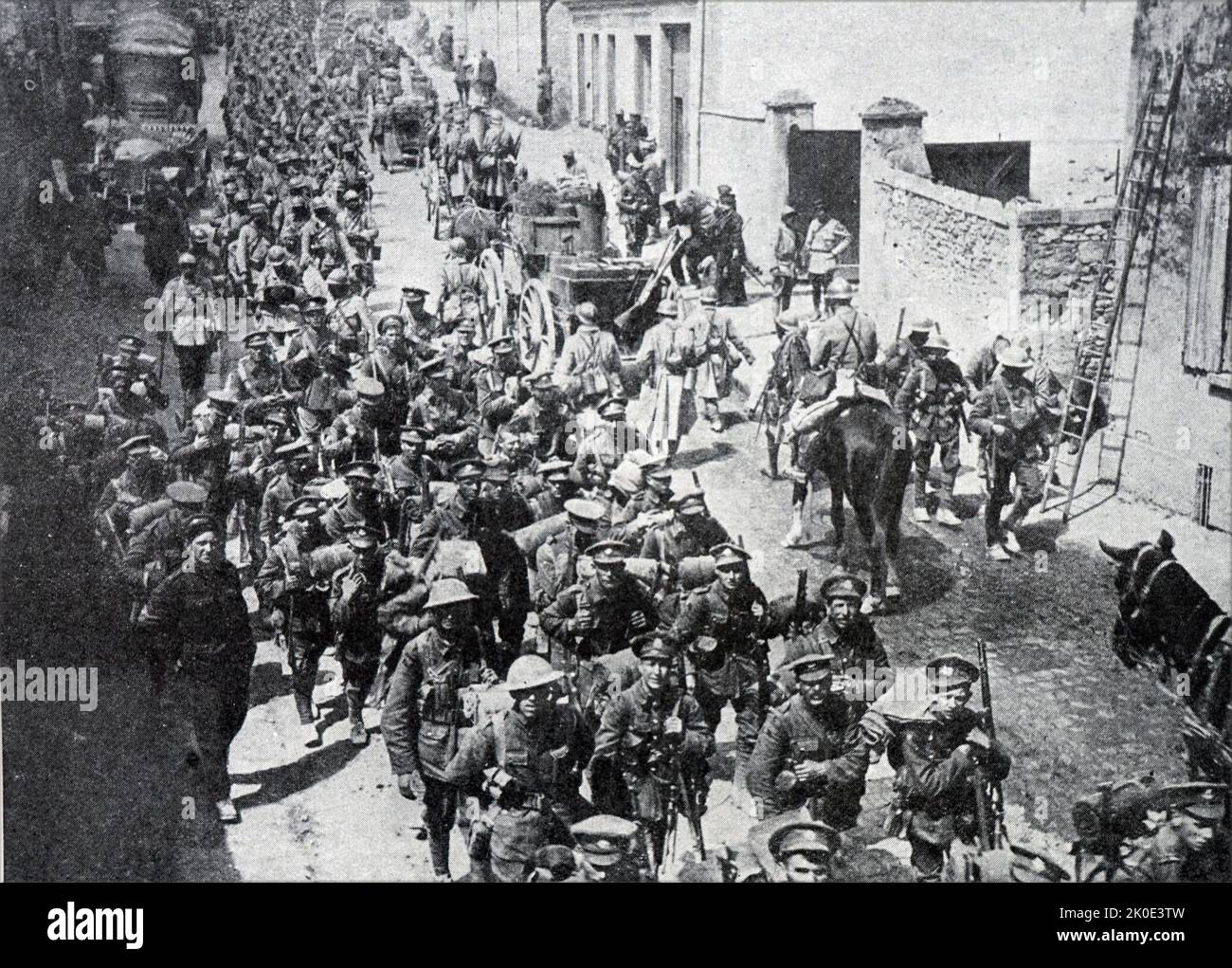Soldati britannici in rotta attraverso la Somme, Francia, prima guerra mondiale, 1918. Foto Stock