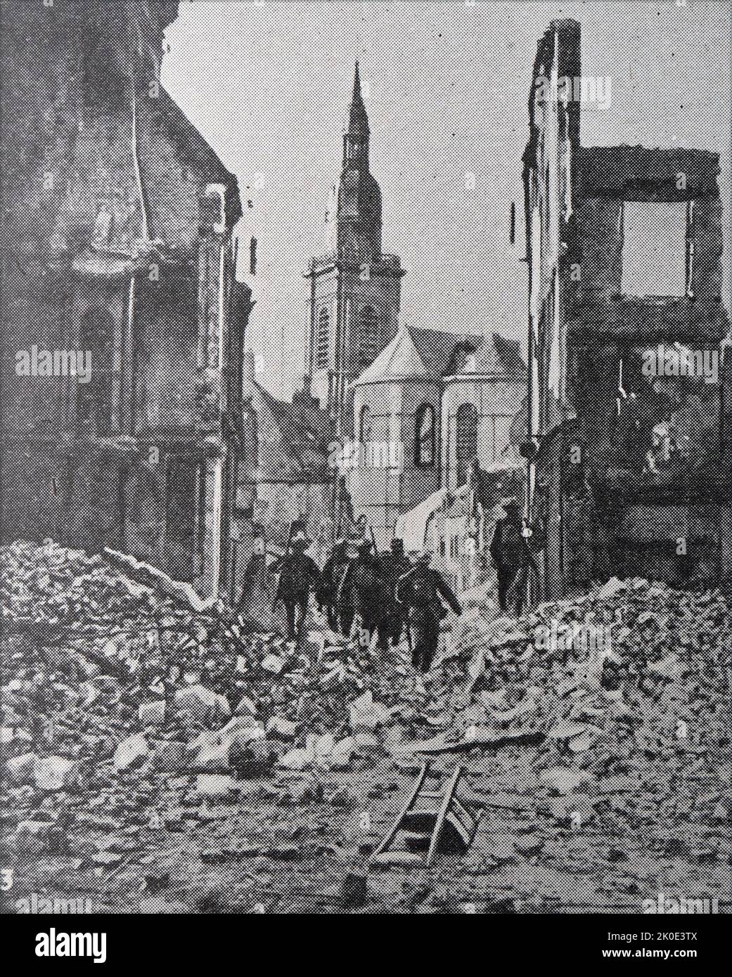 Soldati canadesi entrano nella città di Cambrai dopo la battaglia di Cambrai, 1918. Conosciuta anche come la seconda battaglia di Cambrai, fu una battaglia tra le truppe del primo, terzo e quarto esercito britannico e le forze dell'Impero tedesco durante l'offensiva dei cento giorni della prima guerra mondiale. La battaglia si è svolta nella città francese di Cambrai, tra il 8 e il 10 ottobre 1918. Foto Stock