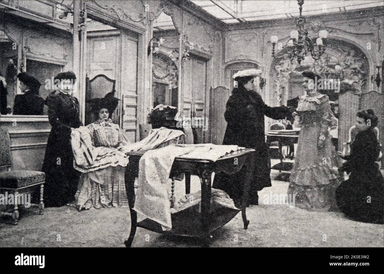 Moda Haute Couture in un negozio di abbigliamento femminile, Parigi, 1910. Foto Stock