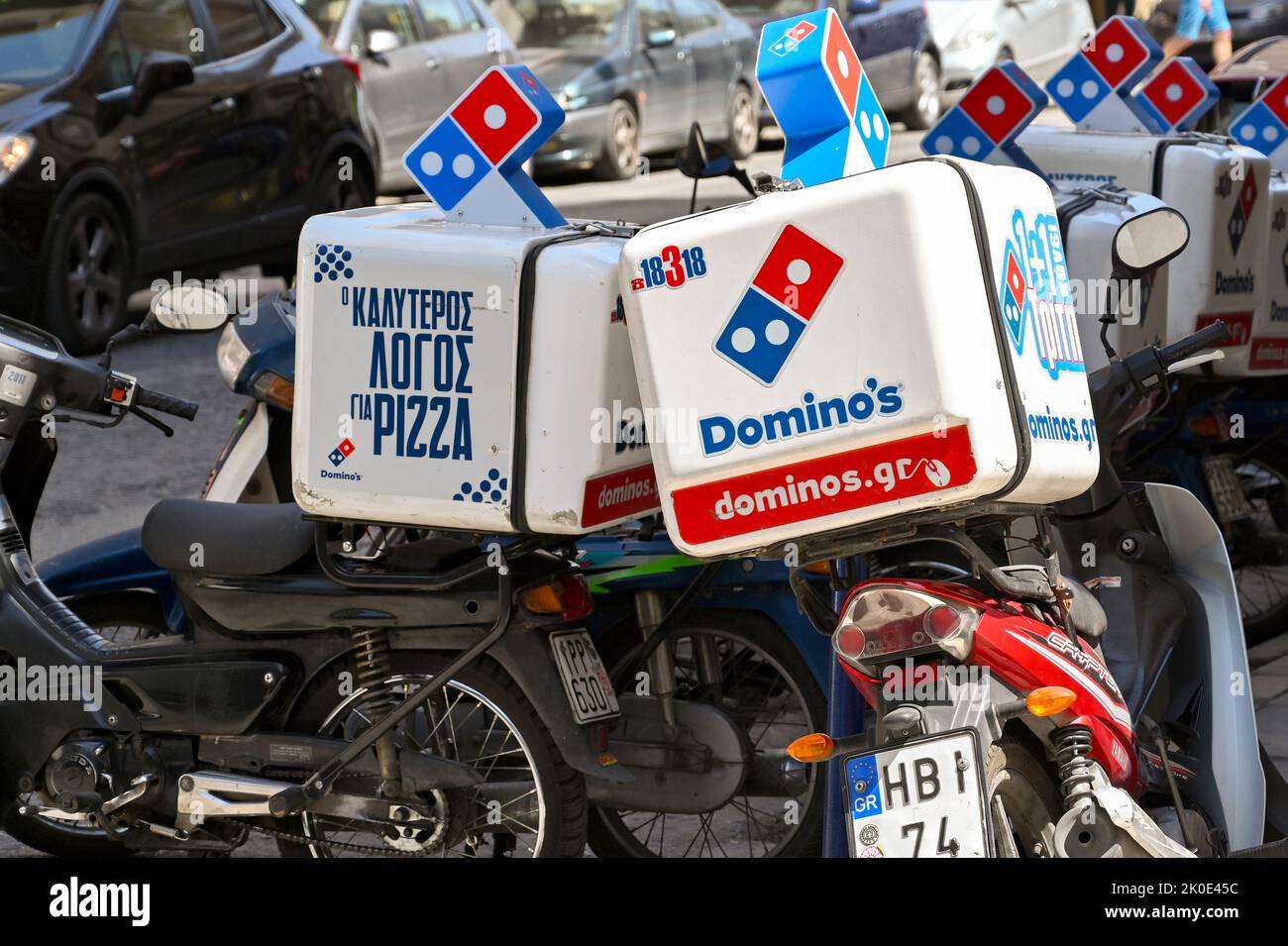 Atene, Grecia - Maggio 2022: Primo piano della scatola coibentata sul retro di uno scooter per la catena di negozi di pizza take away del Domino Foto Stock