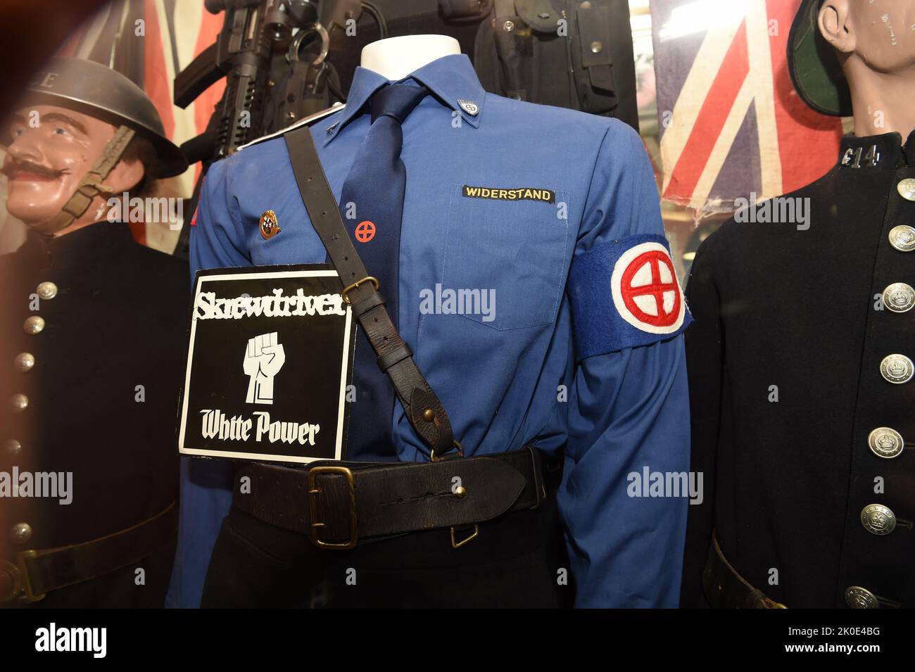 Uniforme della British Union of Fascists (BUF), un partito politico britannico formato nel 1932 da Oswald Mosley. Mosley cambiò nome in Unione britannica dei fascisti e dei socialisti nazionali nel 1936 e, nel 1937, in Unione britannica. Nel 1939, dopo l'inizio della seconda guerra mondiale, il partito fu proibito dal governo britannico e nel 1940 fu sciolto. Foto Stock