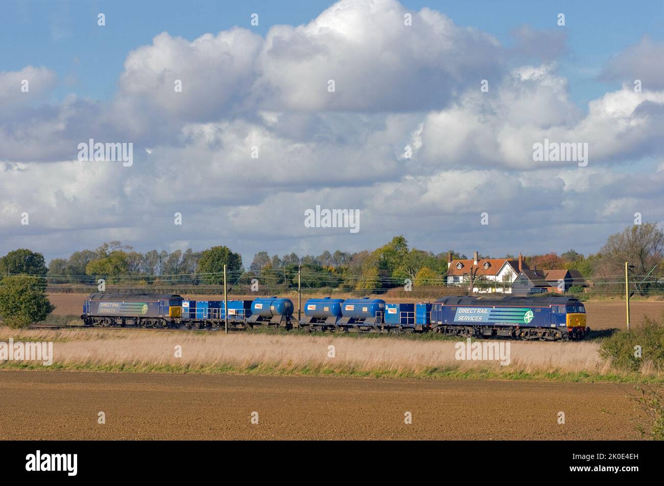 Una coppia di servizi ferroviari diretti di classe 57s numeri 57007 e 57012 in alto e l'aggiunta di un treno per il trattamento della testa della ferrovia vicino a Great Bentley. 27th ottobre 2008. Foto Stock