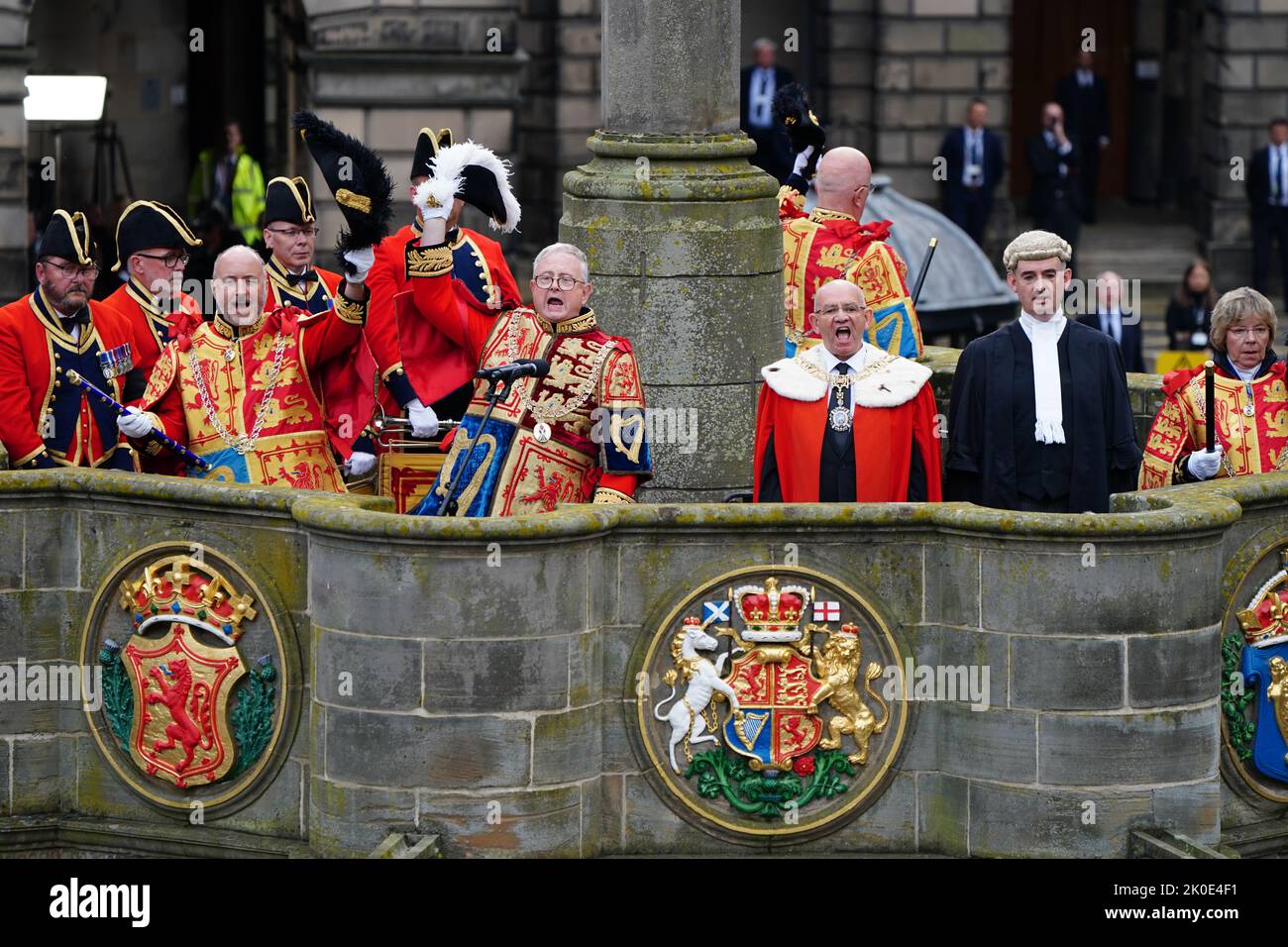 Il re delle armi di Lione durante una cerimonia di proclamazione dell'adesione a Mercat Cross, Edimburgo, proclamando pubblicamente il re Carlo III come nuovo monarca. Data immagine: Domenica 11 settembre 2022. Foto Stock