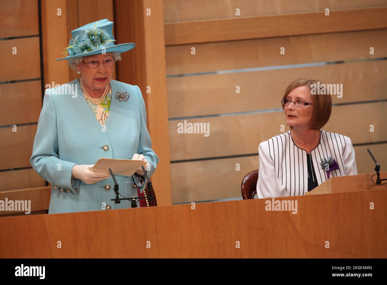 1 luglio 2011 la regina Elisabetta II si rivolge al Parlamento in occasione dell'apertura ufficiale della quarta sessione del Parlamento scozzese a Edimburgo. Foto Stock
