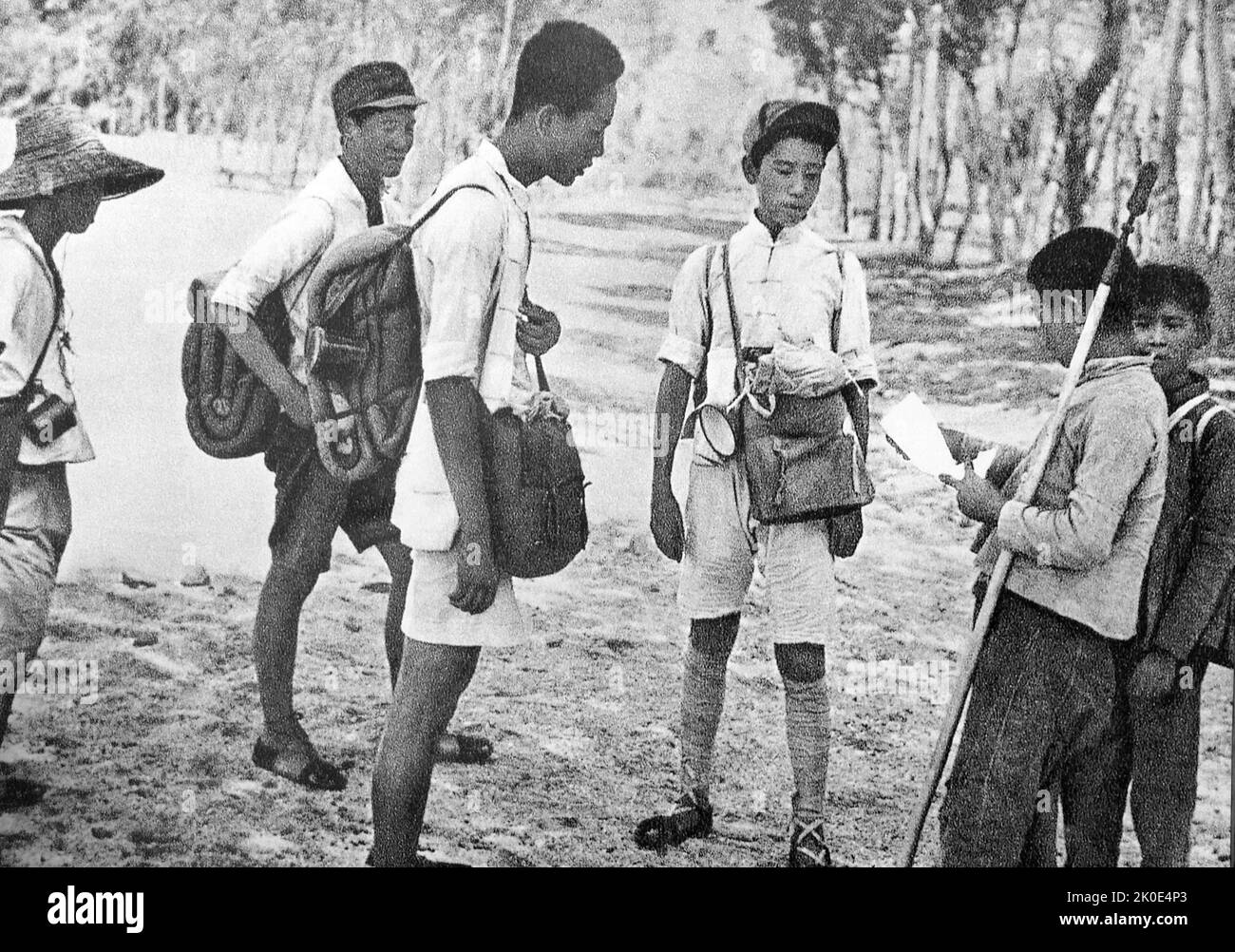 I membri del reggimento dei bambini comunisti cinesi dell'Area di base Anti-Giapponese, sorvegliano l'ingresso di un villaggio per controllare le credenziali per impedire l'ingresso di spie e forze nazionaliste cinesi. 1937. Foto Stock