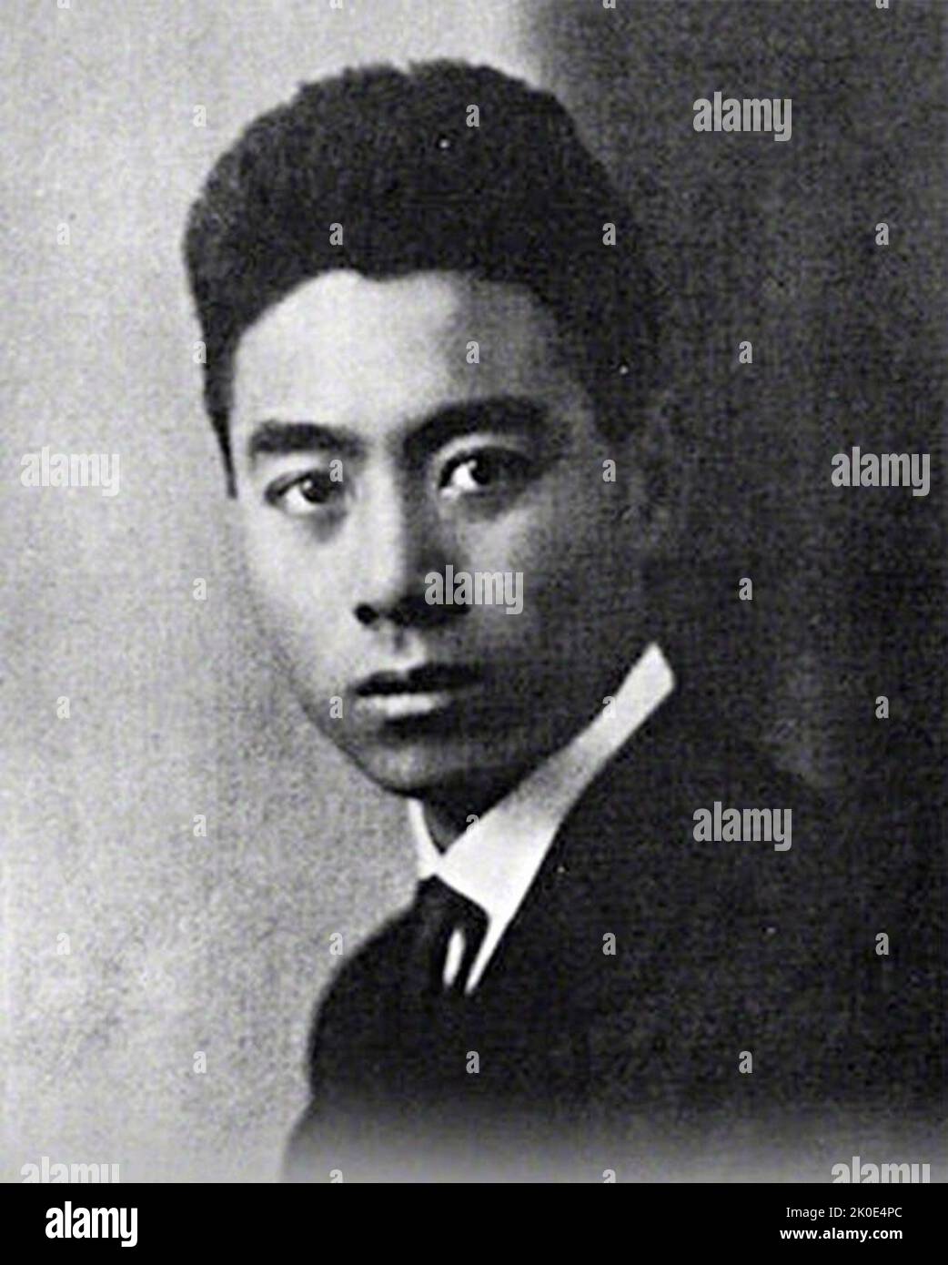 Un ritratto del giovane Zhou Enlai (1898 - 1976), primo Premier della Repubblica popolare Cinese. Dall'ottobre 1949 fino alla sua morte nel gennaio 1976, Zhou è stato il capo di governo della Cina. Zhou ha servito sotto il presidente Mao Zedong e ha aiutato il Partito comunista ad aumentare il potere, in seguito contribuendo a consolidare il suo controllo, a formare la sua politica estera e a sviluppare l'economia cinese. Foto Stock