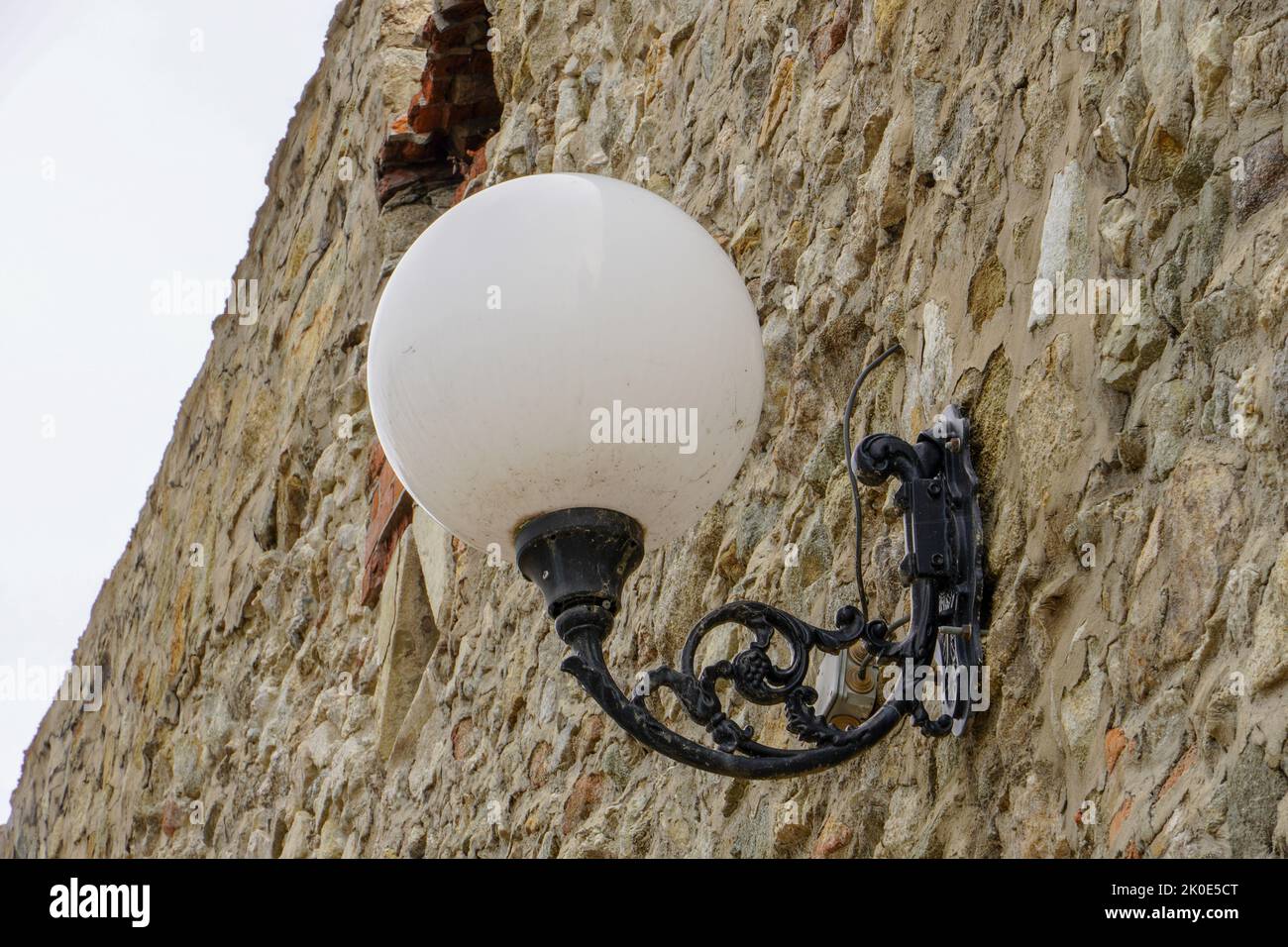Una lampada rotonda sulla parete Foto Stock