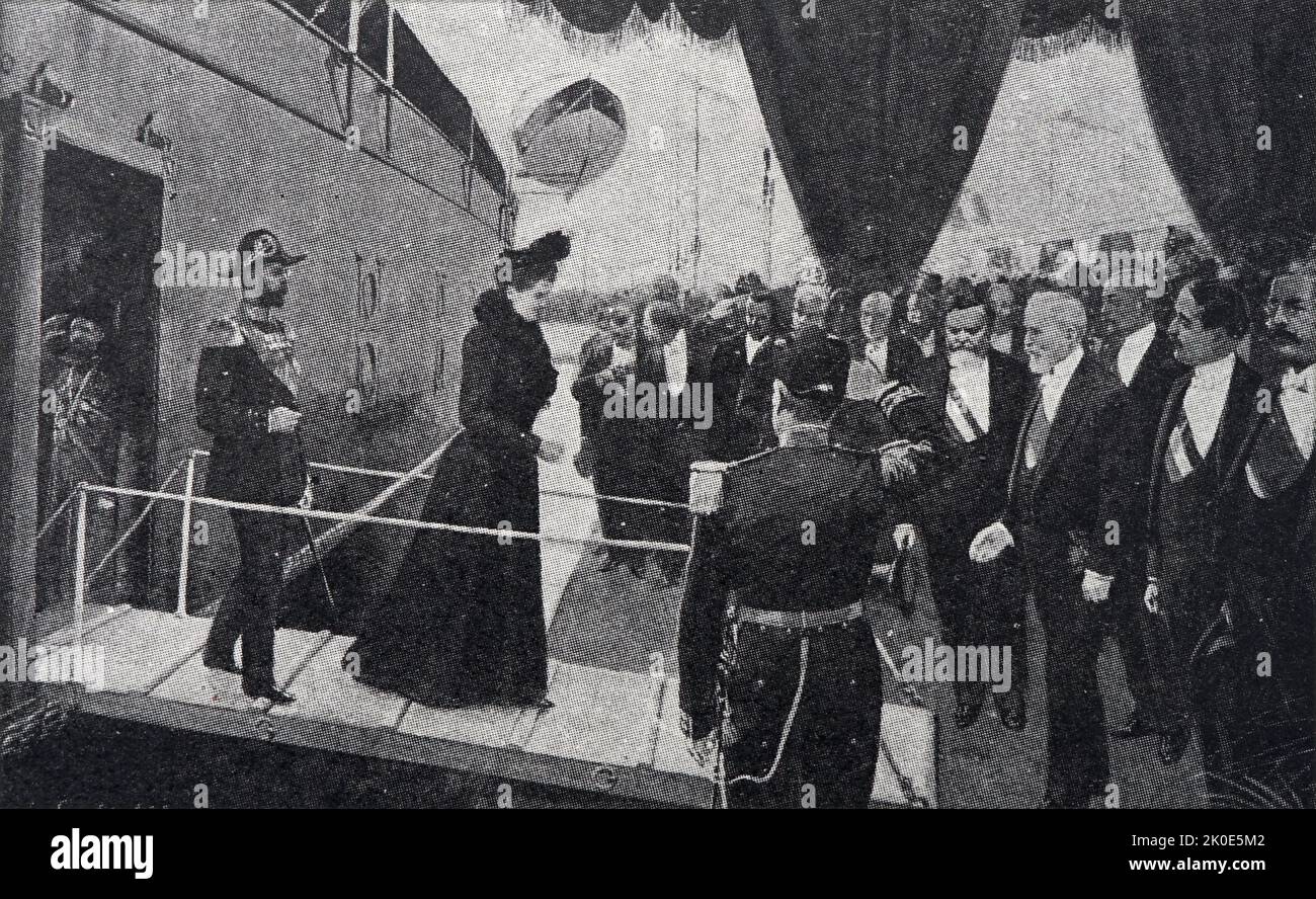 Nicholas II arriva a Dunkerque, Francia, 1901. Nicola II (18 maggio 1868 – 17 luglio 1918), noto nella Chiesa ortodossa russa come San Nicola il portatore della Passione, fu l'ultimo imperatore della Russia, re del Congresso di Polonia e Granduca di Finlandia, che regnò dal 1 novembre 1894 fino alla sua abdicazione il 15 marzo 1917. Foto Stock