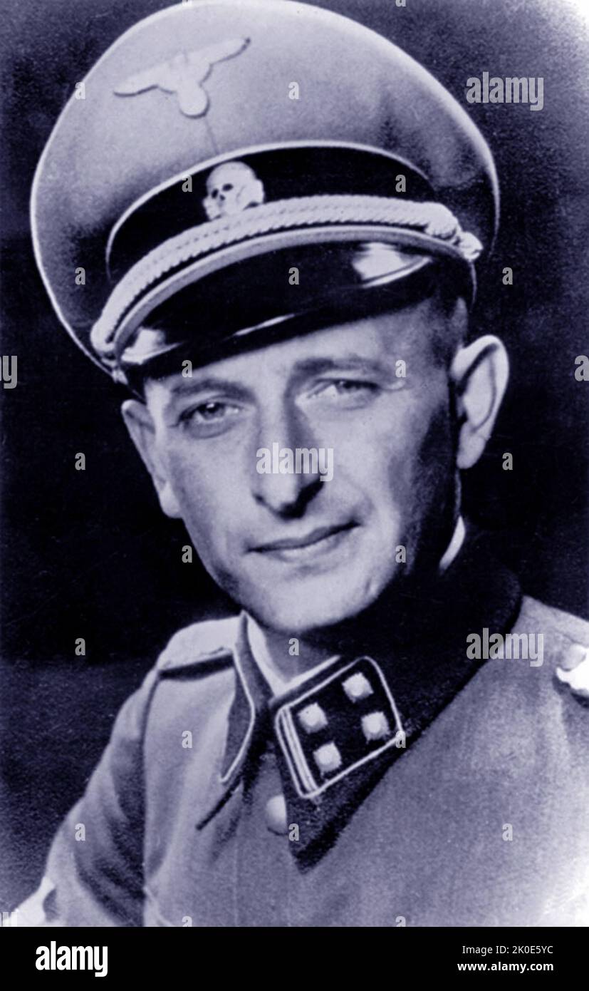 Adolf Eichmann (1906 – 1 giugno 1962) è stato un . Fu incaricato dall'SS-Obergruppenfuhrer Reinhard Heydrich di facilitare e gestire la logistica coinvolta nella deportazione di massa degli ebrei nei campi di sterminio e ghetti durante la seconda guerra mondiale Eichmann fu giudicato colpevole di crimini di guerra in un processo ampiamente pubblicizzato a Gerusalemme, dove fu giustiziato per impiccagione nel 1962. Foto Stock