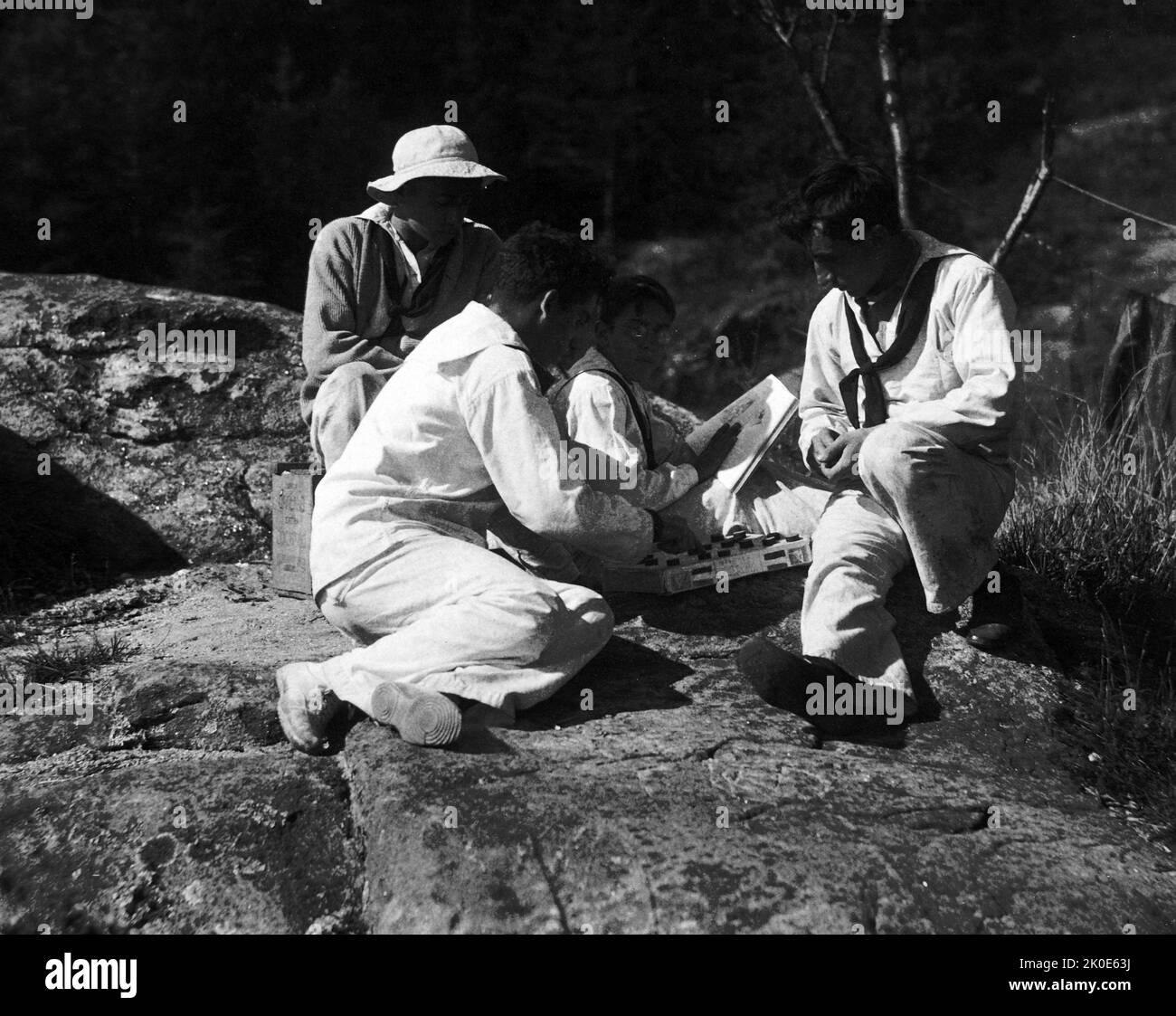 Ragazzi seduti su una roccia, c1911 da Fred Holland Day (1864--1933), fotografo ed editore americano. Fu prominente nei circoli letterari e fotografici alla fine del diciannovesimo secolo ed era un esponente pittorico. Era un fautore iniziale e vocale per accettare la fotografia come un'arte fine Foto Stock