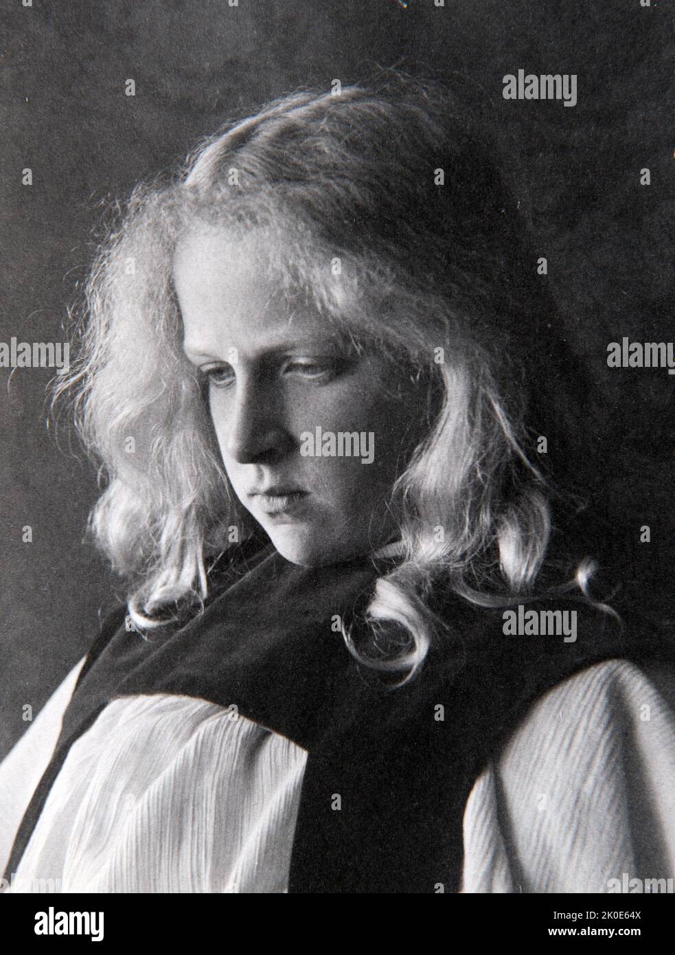 Ragazza in vestito bianco con colletto nero, 1910 di Fred Holland Day (1864--1933), fotografo ed editore americano. Fu prominente nei circoli letterari e fotografici alla fine del 19th° secolo ed era un esponente di spicco. Era un fautore iniziale e vocale per accettare la fotografia come un'arte fine Foto Stock