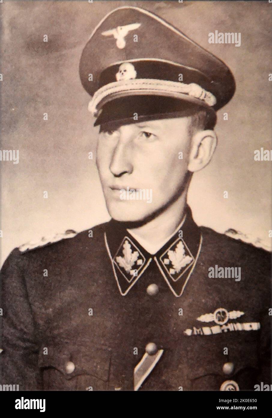 Reinhard Heydrich (1904 - 1942) ufficiale tedesco delle SS e della polizia durante l'era nazista e principale architetto dell'Olocausto. Era capo della sede centrale della sicurezza del Reich. Ha ricoperto la carica di presidente della Commissione penale Internazionale (ICPC, in seguito denominata Interpol) e ha presieduto la Conferenza di Wannsee del gennaio 1942, che formalizzava i piani per la "soluzione finale alla questione ebraica", la deportazione e il genocidio di tutti gli ebrei nell'Europa occupata dalla Germania. Foto Stock