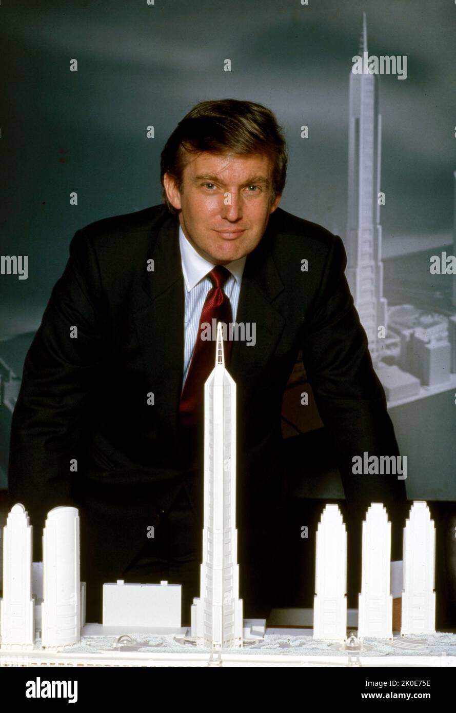 Fotografia datata 1982 di Donald John Trump (nato nel 1946), politico americano, personalità dei media e uomo d’affari che è stato il 45th presidente degli Stati Uniti dal 2017 al 2021. Nel 1971 divenne presidente del business immobiliare di suo padre Fred Trump e lo rinominò Organizzazione Trump. Trump ha esteso le operazioni dell'azienda alla costruzione e al rinnovamento di grattacieli, hotel, casinò e campi da golf. Foto Stock