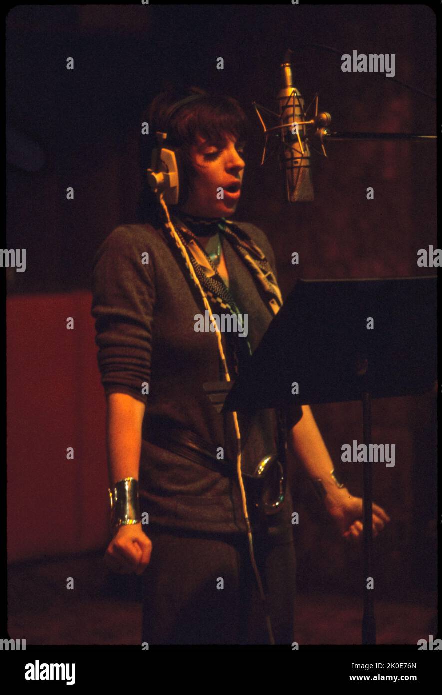 1971 fotografia di una registrazione di Liza May Minnelli (nato nel 1946) attrice, cantante e ballerina americana. Noto per la sua presenza sul palco e la potente voce cantata in alto, Minnelli è tra i rari gruppi di artisti premiati con Emmy, Grammy (Grammy Legend Award), Oscar e Tony (EGOT). Foto Stock