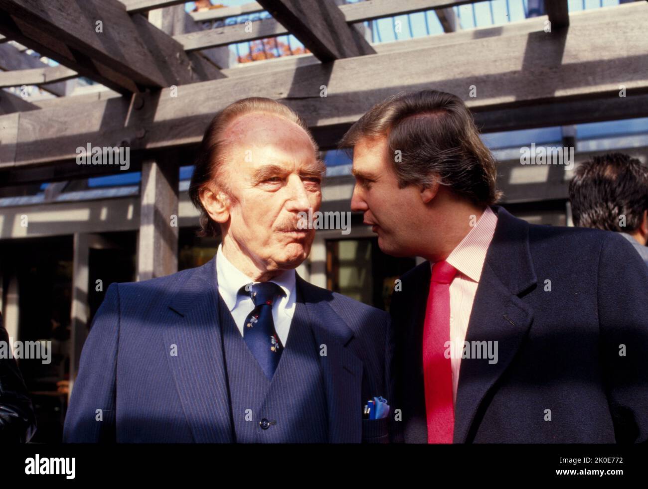 Fred Trump e Donald Trump alla Wollman Rink di Central Park, apparentemente durante una celebrazione del 1986 novembre del restauro della pista. Donald John Trump (nato nel 1946), politico americano, personalità dei media e uomo d’affari che è stato il 45th presidente degli Stati Uniti dal 2017 al 2021. Foto Stock