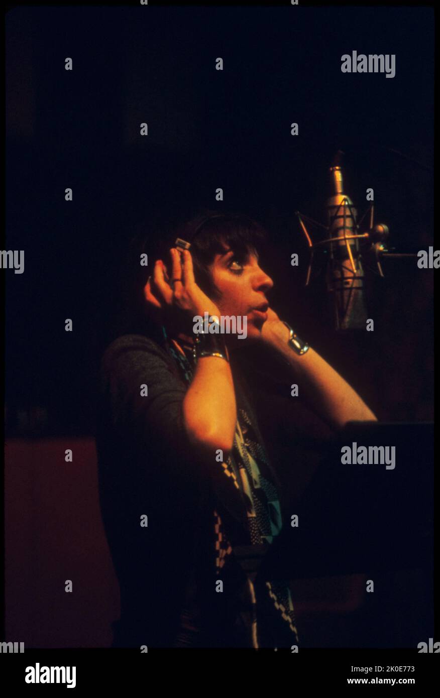 1971 fotografia di una registrazione di Liza May Minnelli (nato nel 1946) attrice, cantante e ballerina americana. Noto per la sua presenza sul palco e la potente voce cantata in alto, Minnelli è tra i rari gruppi di artisti premiati con Emmy, Grammy (Grammy Legend Award), Oscar e Tony (EGOT). Foto Stock