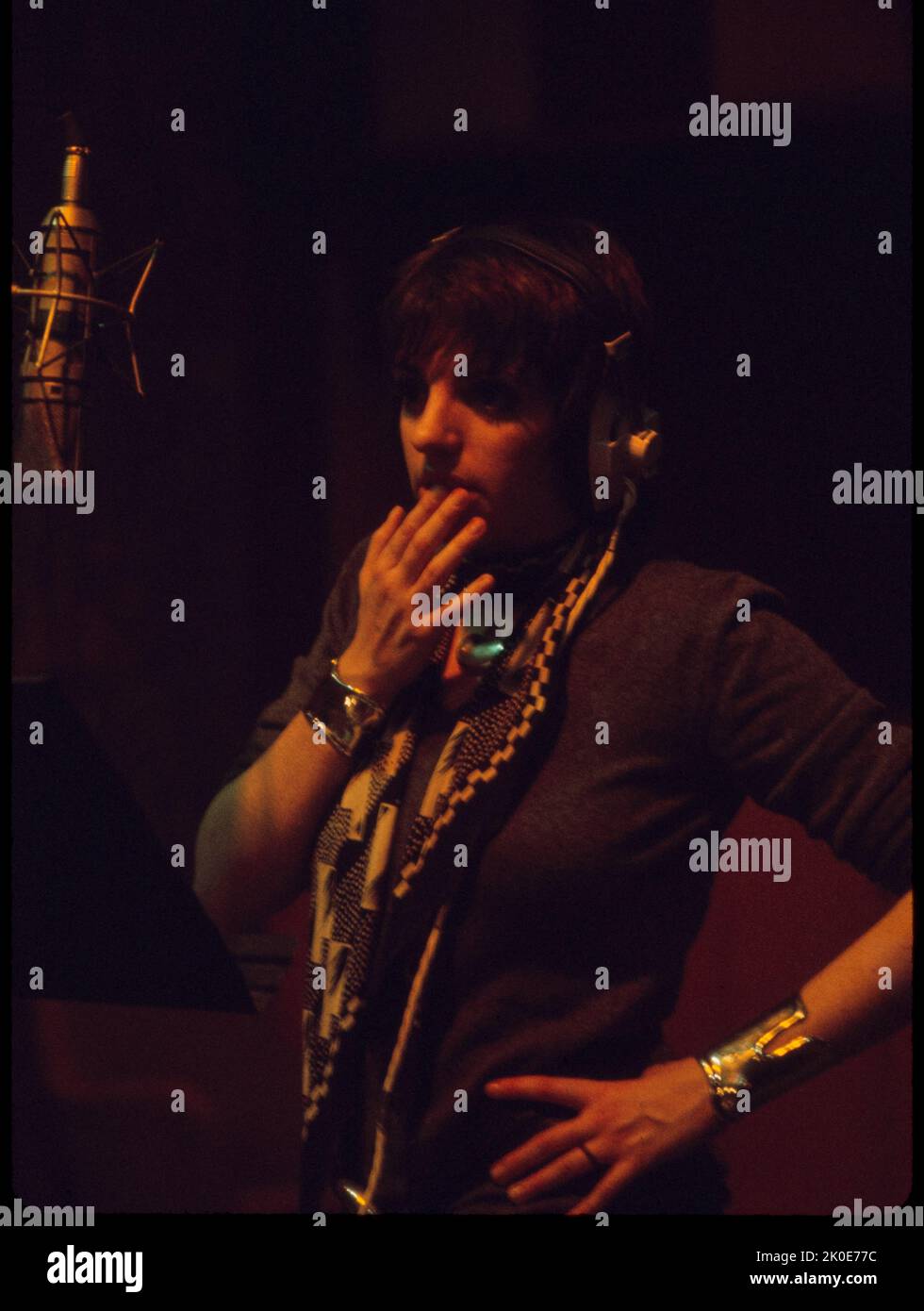 1971 fotografia di una registrazione di Liza May Minnelli (nato nel 1946) attrice, cantante e ballerina americana. Noto per la sua presenza sul palco e la potente voce cantata in alto, Minnelli è tra i rari gruppi di artisti premiati con Emmy, Grammy (Grammy Legend Award), Oscar e Tony (EGOT). Foto Stock